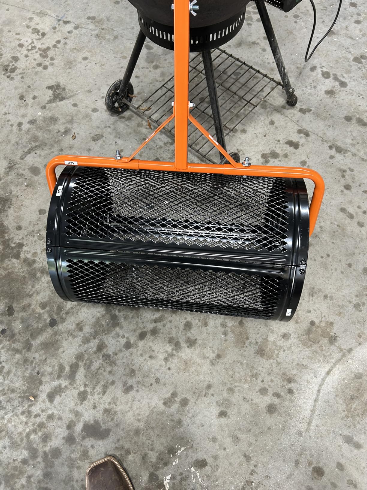 VEVOR Tow Behind Broadcast Spreader, 130LBS Capacity, Tow/Push Garden Spreader with 13 in Tires, 30 Adjustable Setting & 9.8 ft Spreading Width, Lawn Spreaders for Seed, Fertilizer, Salt, Ice Melt customer photo 1
