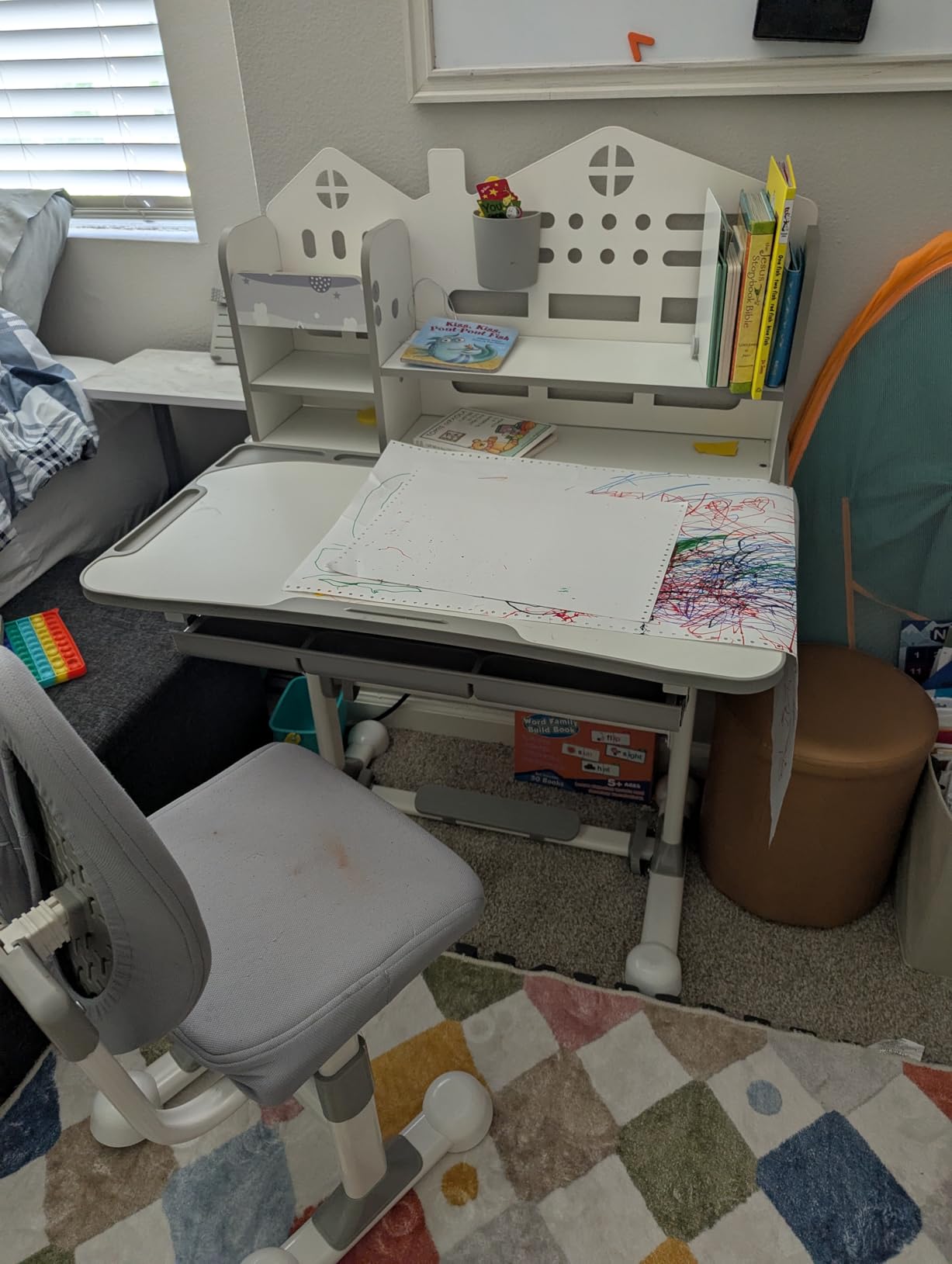 Kids Desk and Chair Set- 3-12 Height Adjustable Ergonomic Art Desk | School Study Desk, 50° Tiltable Desktop, Easy-Turn Crank, Storage Drawer & Built-in Bookstand for Children Boys & Girls customer photo 1