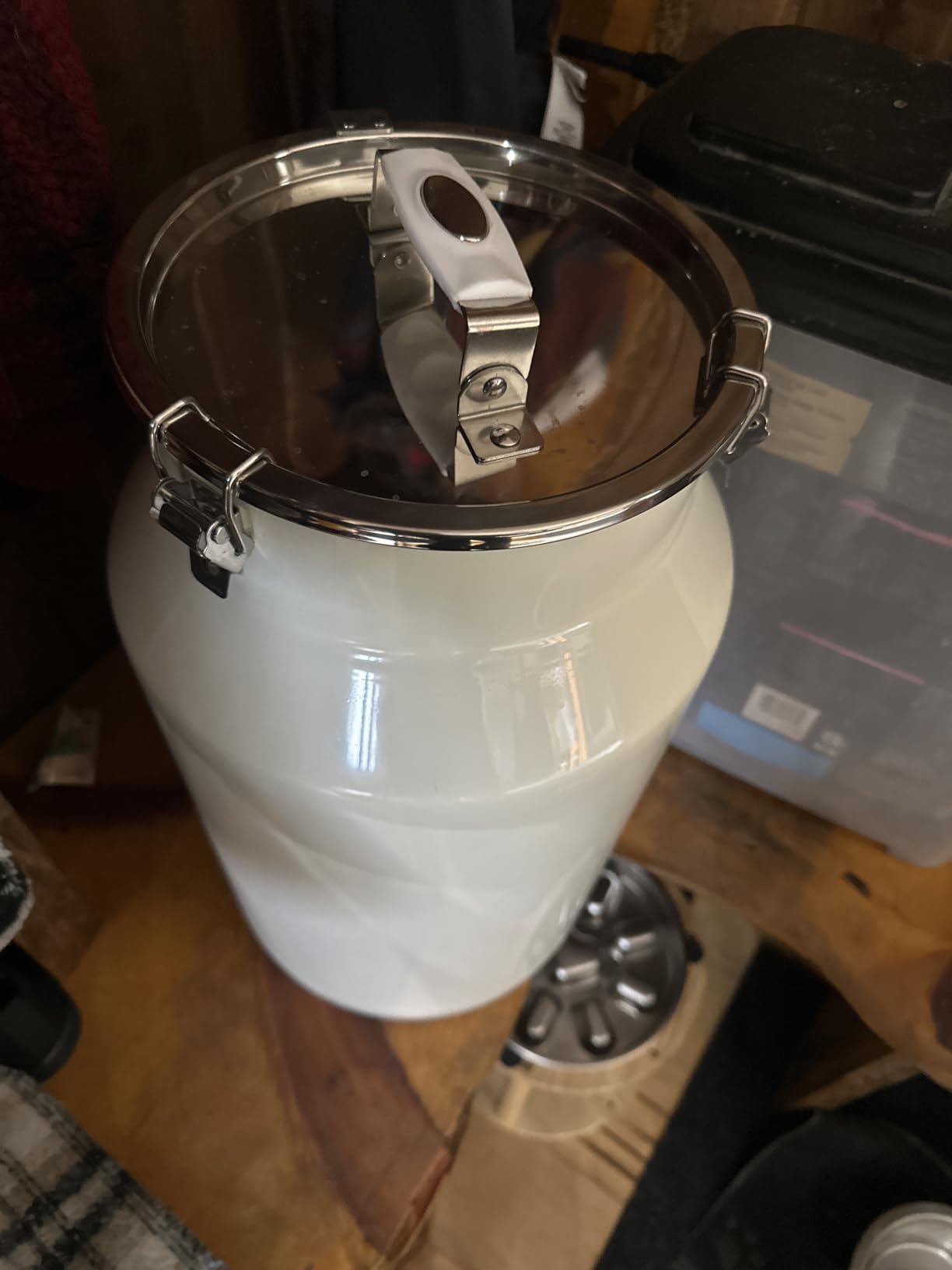 25 Lbs Stainless Steel Dog Food Storage Container with Scoop, Large Metal Dog Food Bin with Airtight Lid & Locking Clamp, Pet Treat Jars for Dogs & Cats, Keep Fresh, White customer photo 1