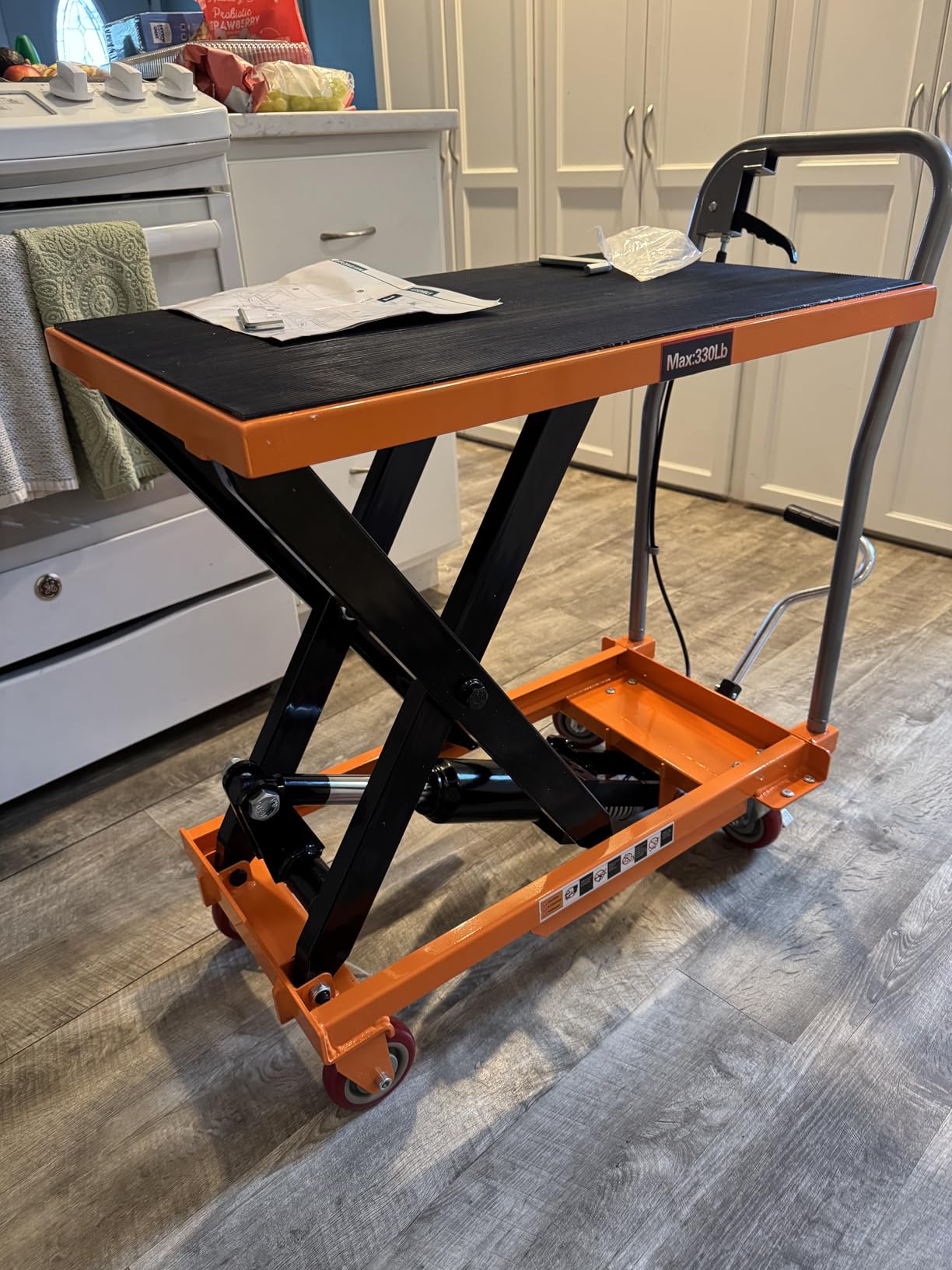 GarveeTech Hydraulic Lift Table Cart, 330 LBS Capacity 28.5 in Lifting Height, Manual Single Scissor Lift Table with Locking Wheels and Non-Slip Pad, Hydraulic Scissor Cart for Material Handling | Orange customer photo 1