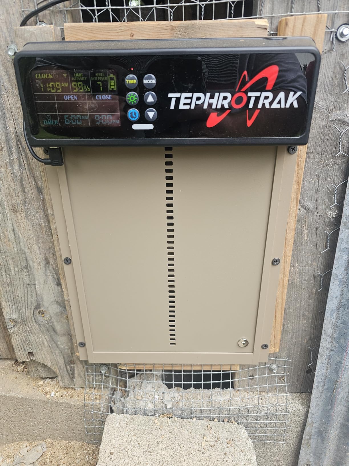 Automatic Chicken Coop Door: 3500mAh Solar Powered, 656ft Long-Range Remote, Intuitive Color LCD Display, Anti-Pinch Safety Sensor, Weather-Resistant Aluminum Auto Door for Poultry customer photo 2