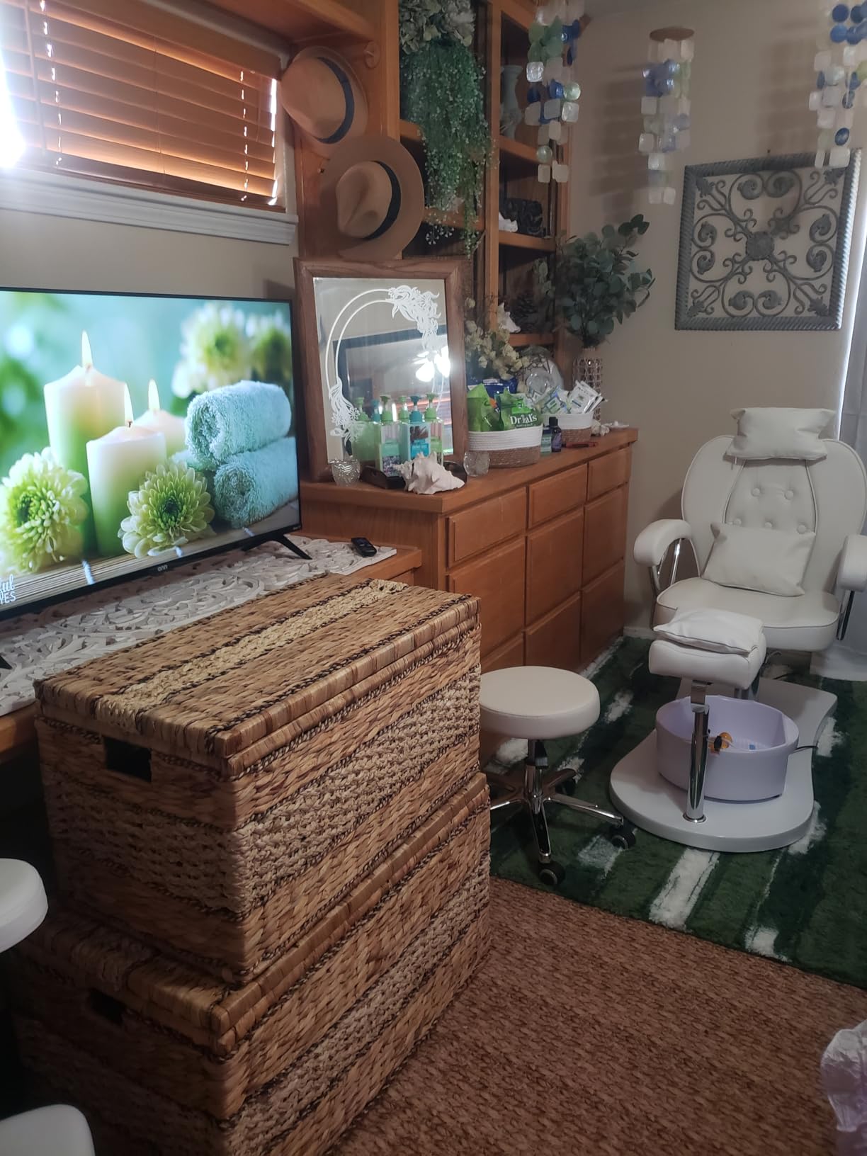 Pedicure Chair No Plumbing with Foot Bath and Stool, 360°Swivel Hydraulic Reclining Pedicure Station with Footrest & Ergonomic Headrest for Nail Tech, Spa, Salon (White) customer photo 2