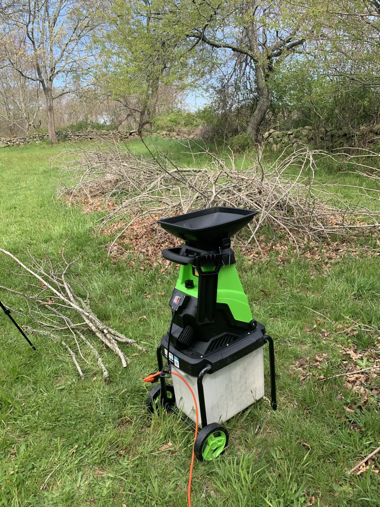 Chipper Leaf Shredder, 15 Amp 1.8 Inch Leaf Mulcher with 50L Collection Bag, 4000RPM Electric Wood Chipper & Shredder for Easy Clean up Ideal for Yard Waste Leaf and Branches customer photo 1