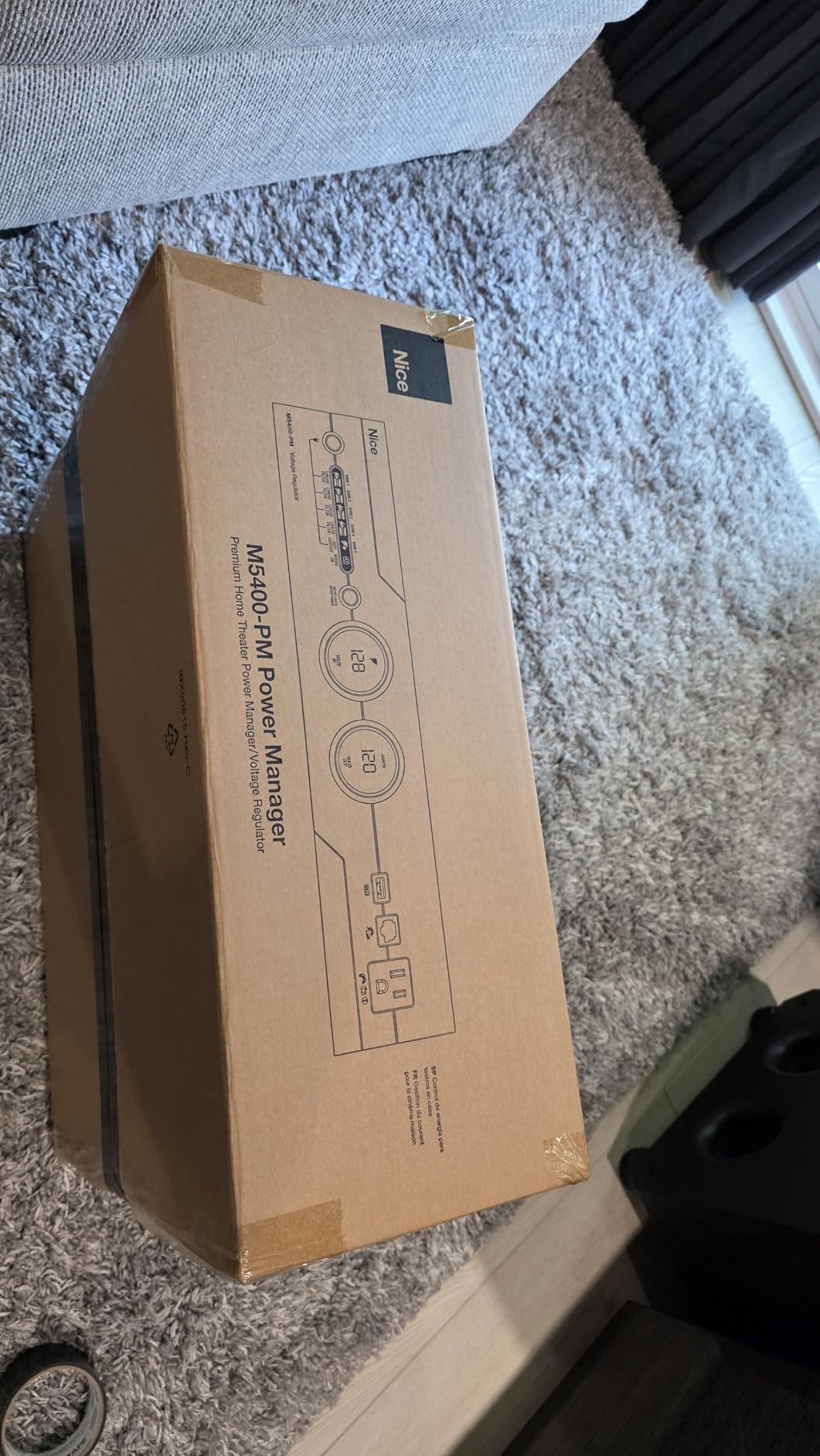 Panamax M5400-PM Power Conditioner with Voltage Regulation | 11 outlets, voltage regulation, AVM, Level 4+ filtration, 5 isolated banks, 2RU, 15A, 330V customer photo 1