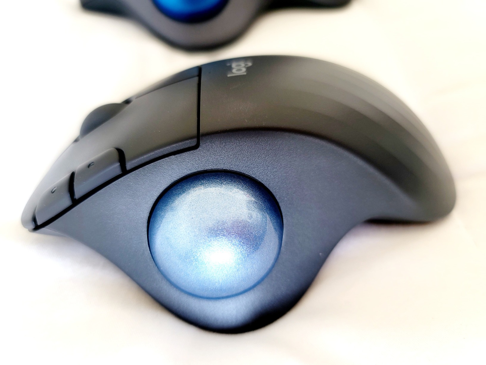 Logitech M570 Wireless Trackball Mouse – Ergonomic Design with Sculpted Right-Hand Shape, Compatible with Apple Mac / Microsoft, USB Unifying Receiver, Dark Gray customer photo 2
