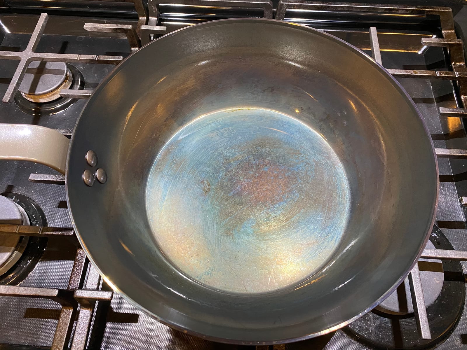de Buyer MINERAL B Carbon Steel Country Fry Pan - 12.5” Diameter, 8.9” Cooking Surface - Ideal for Sauteing, Simmering, Deep & Stir Frying, One-Pan Meals - Naturally Non-Stick Finish - Made in France customer photo 2