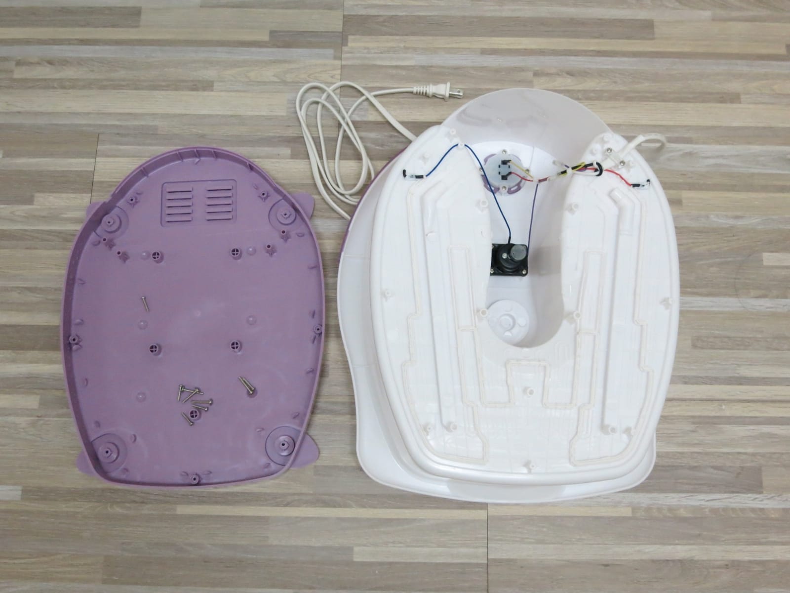 Conair Soothing Pedicure Foot Spa Bath with Soothing Vibration Massage, Deep Basin Relaxing Foot Massager with Jets, Pink/White customer photo 1