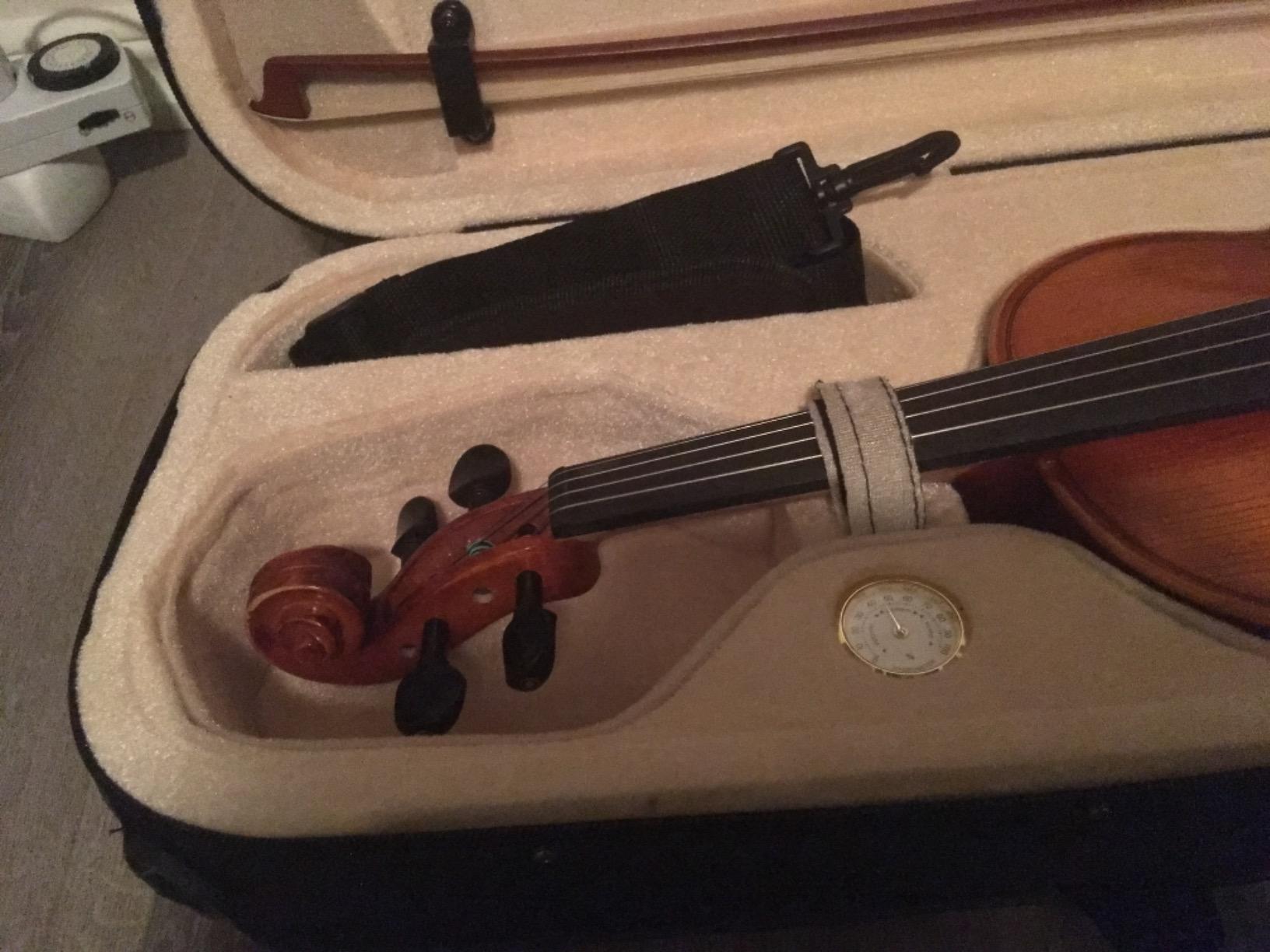 Cecilio Violin 4/4 Full Size Kit Hand Oil Rub Highly Flamed 1-Piece Back Solidwood Violin with Premium Strings, Size 4/4 (Full Size) customer photo 2