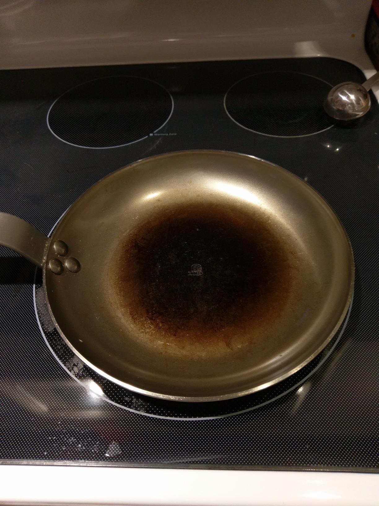 de Buyer MINERAL B Carbon Steel Omelette Pan - 9.5” Diameter, 7.7” Cooking Surface - Naturally Non-Stick Finish - Made in France customer photo 1