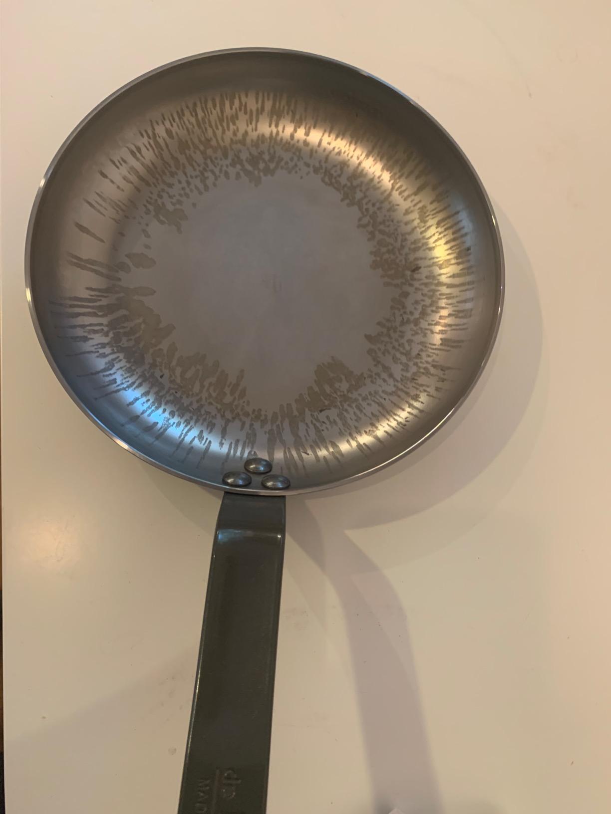 de Buyer MINERAL B Carbon Steel Omelette Pan - 9.5” Diameter, 7.7” Cooking Surface - Naturally Non-Stick Finish - Made in France customer photo 2