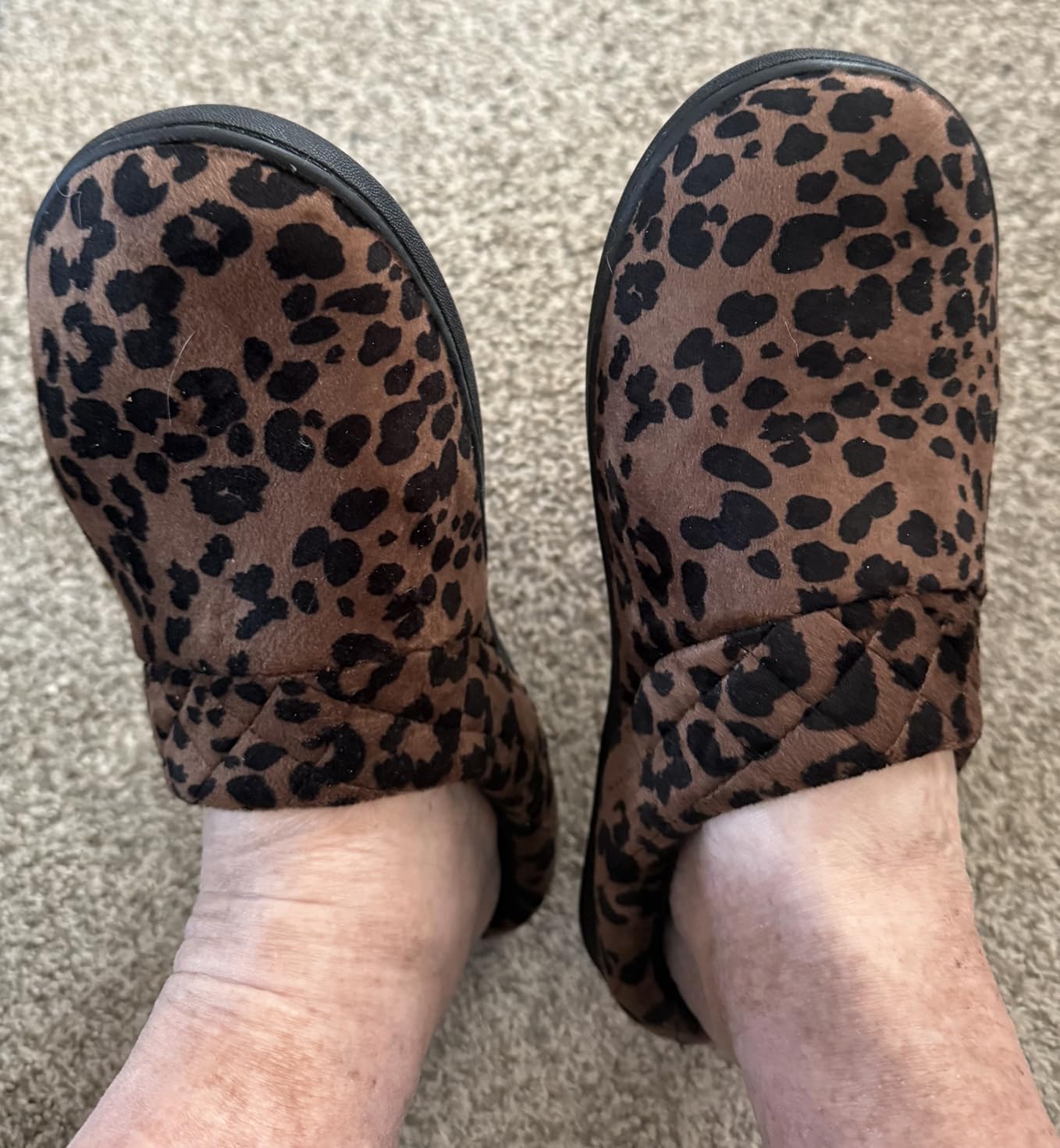 Dearfoams Women's Lightweight Memory Foam Indoor House Slipper Darcy Velour Clog with Wide Widths customer photo 1