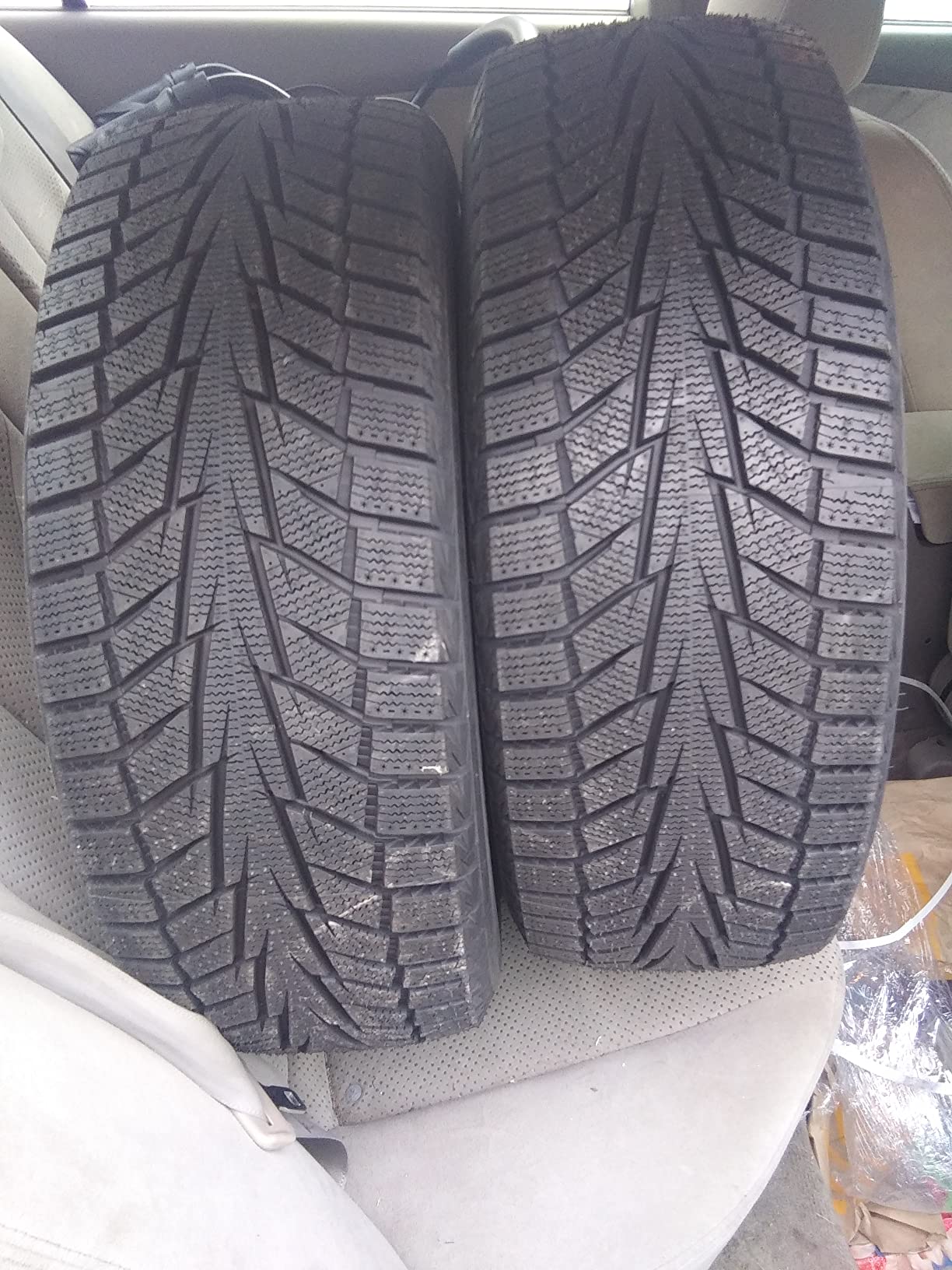 Hankook Winter i*cept iZ2 (W616) 205/50R17 93T XL | Passenger Touring Studless Winter Traction 93T Rated Extra Load Radial Construction Black Sidewall Tire customer photo 2