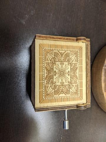 Huntmic Wooden Hand Crank Rainbow Music Box, Classic Vintage Wood Handmade Over the Rainbow Musical Boxes Wizard of OZ Gift for Kids,Friends (Over the Rainbow) customer photo 2
