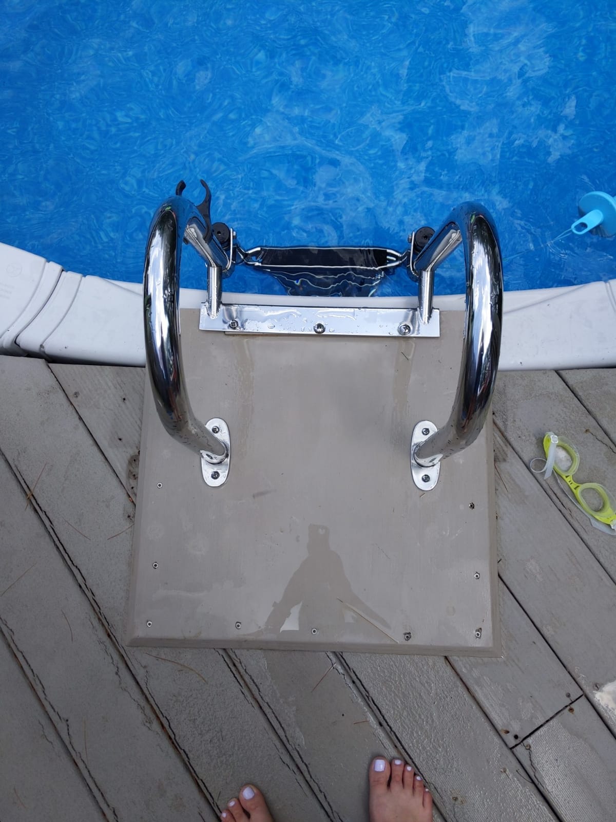 4-Step Stainless Steel Telescoping Dock Ladder for Pontoon Boats - Heavy Duty 600lbs Capacity, Foldable Rear Entry Swim Ladder with Wide Anti-Slip Pedals & Handrails customer photo 1