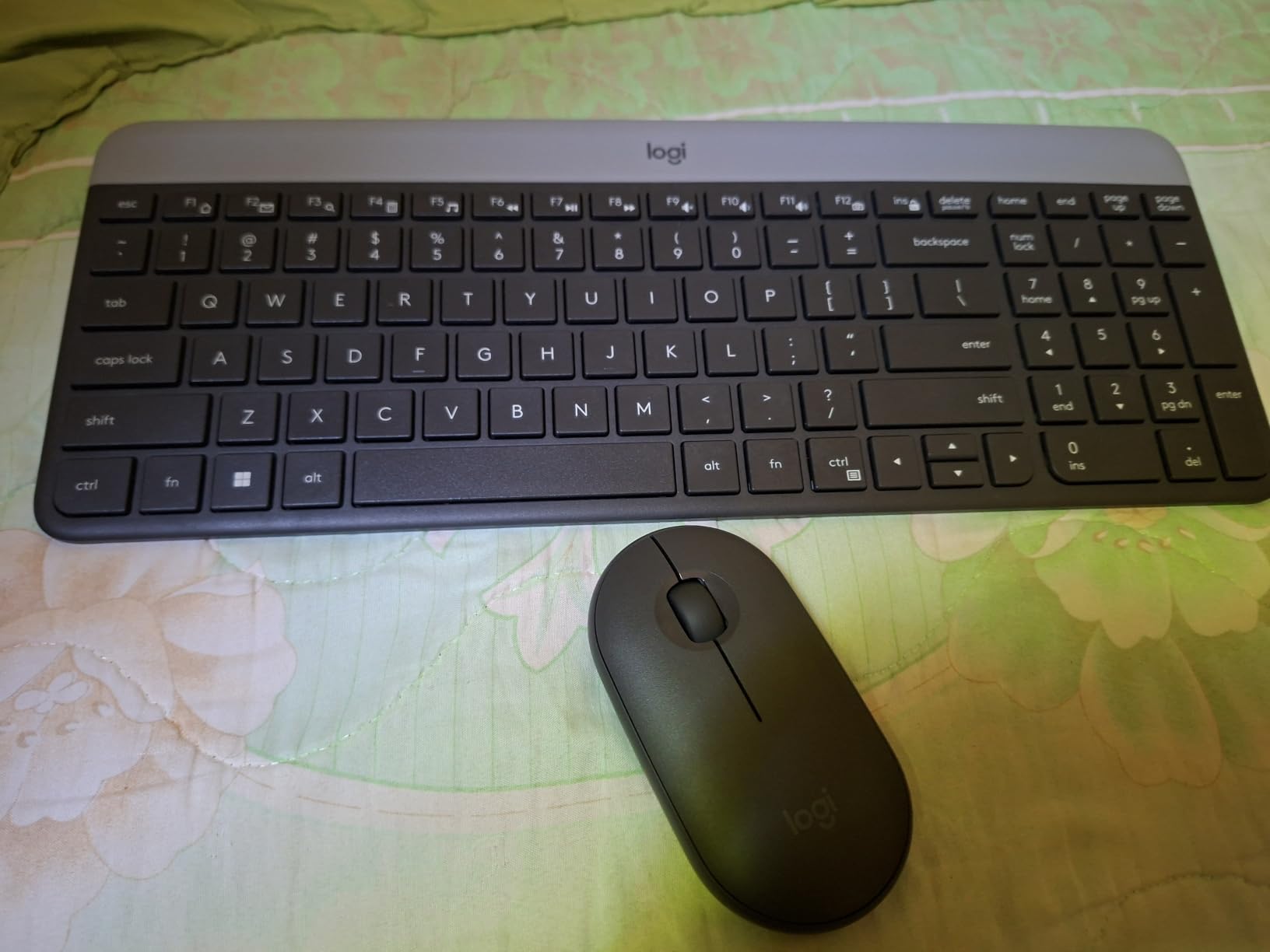 Logitech MK470 Slim Wireless Combo Compact Keyboard and Mouse - Graphite | Compact low-profile quiet keyboard, slim ambidextrous quiet mouse, ultra-thin, for small desk spaces, for Windows/ChromeOS customer photo 1