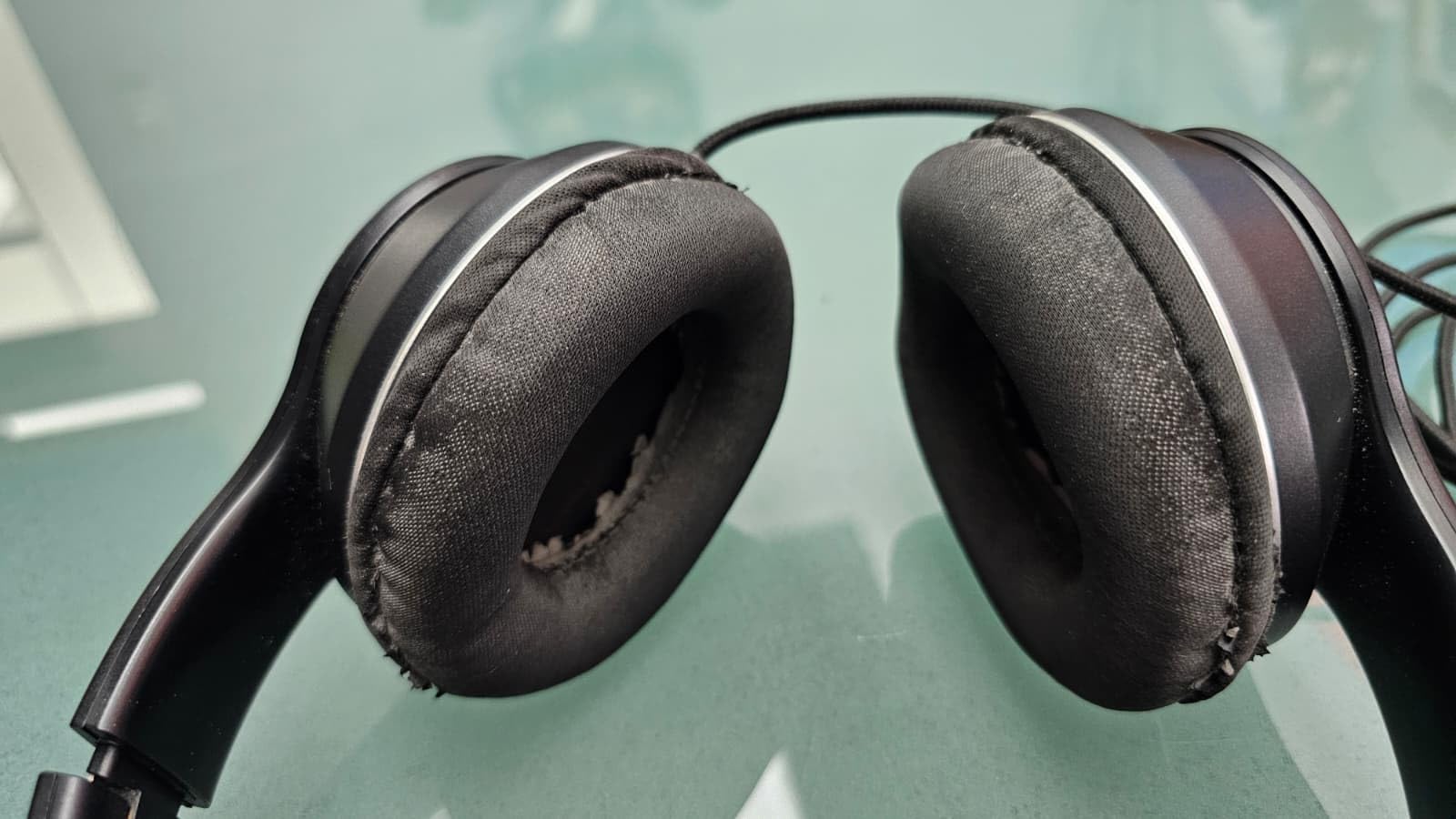 LORELEI X6 Over-Ear Wired Stereo Bass Headphones with Microphone, Lightweight, Foldable & Portable with 1.45M No-Tangle for Smartphone, Tablet, MP3/4, Space Black customer photo 2