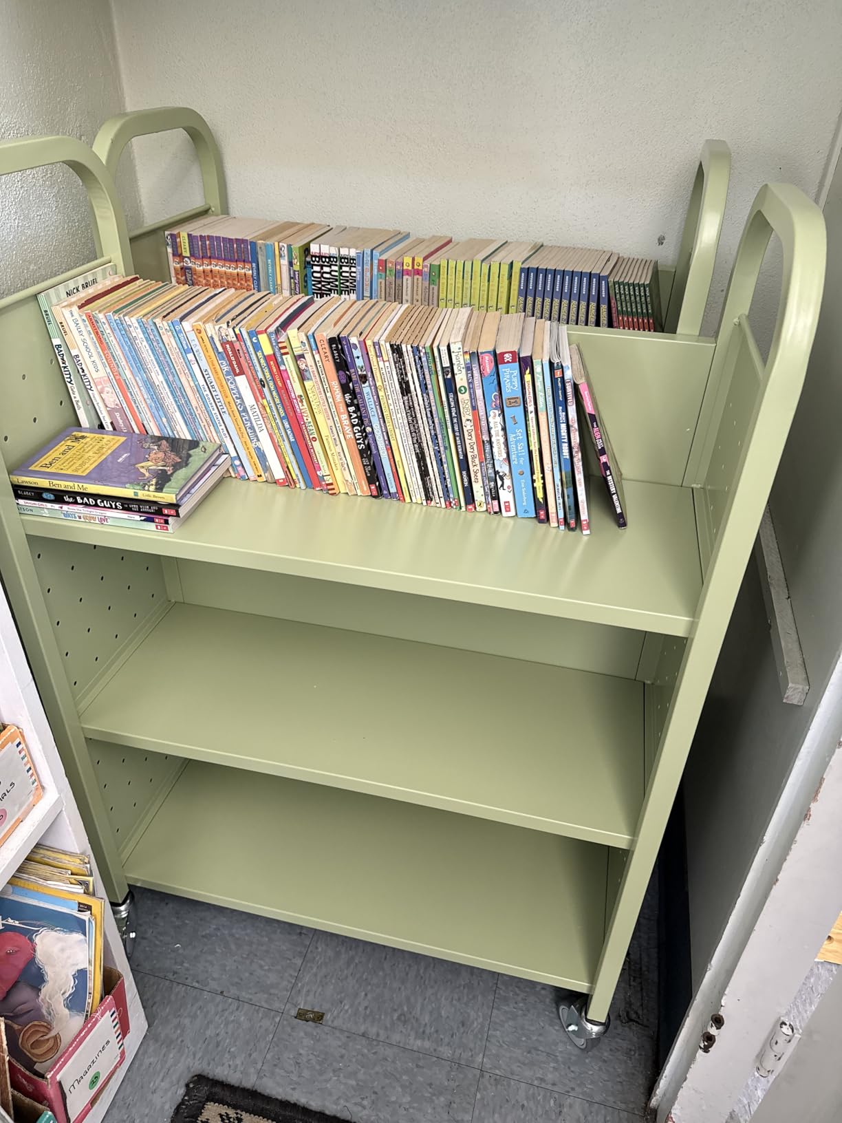 Workington Rolling Book Truck Book Cart with 3 Flat Shelves, Library Book Cart with Swivel Lockable Casters 3001 Black customer photo 1