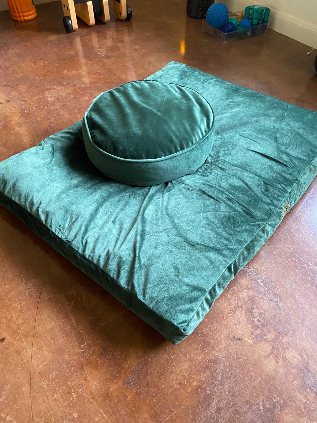 Mindful & Modern Meditation Cushion and Zabuton Meditation Mat Bundle - Premium Luxury Velvet Meditation Cushion Set for Yoga - Buckwheat Zafu Floor Pillow and Rectangular Mat - Emerald Green Color customer photo 1
