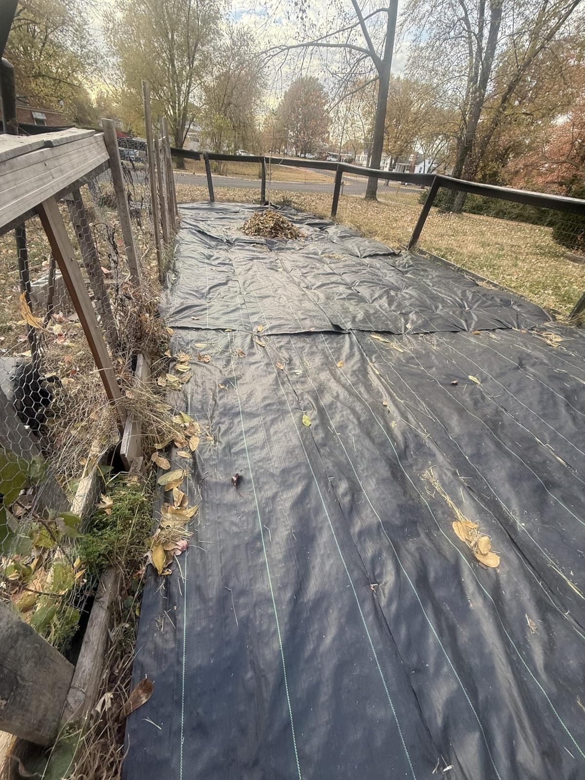 EXTRAEASY 4ft x 300ft Weed Barrier Fabric, Heavy Duty Landscape Fabric, 3.2oz Weed Control Fabric, Tear-Resistant Weed Blocker Ground Cover for Garden, Gravel, Driveway, Flower Bed customer photo 1