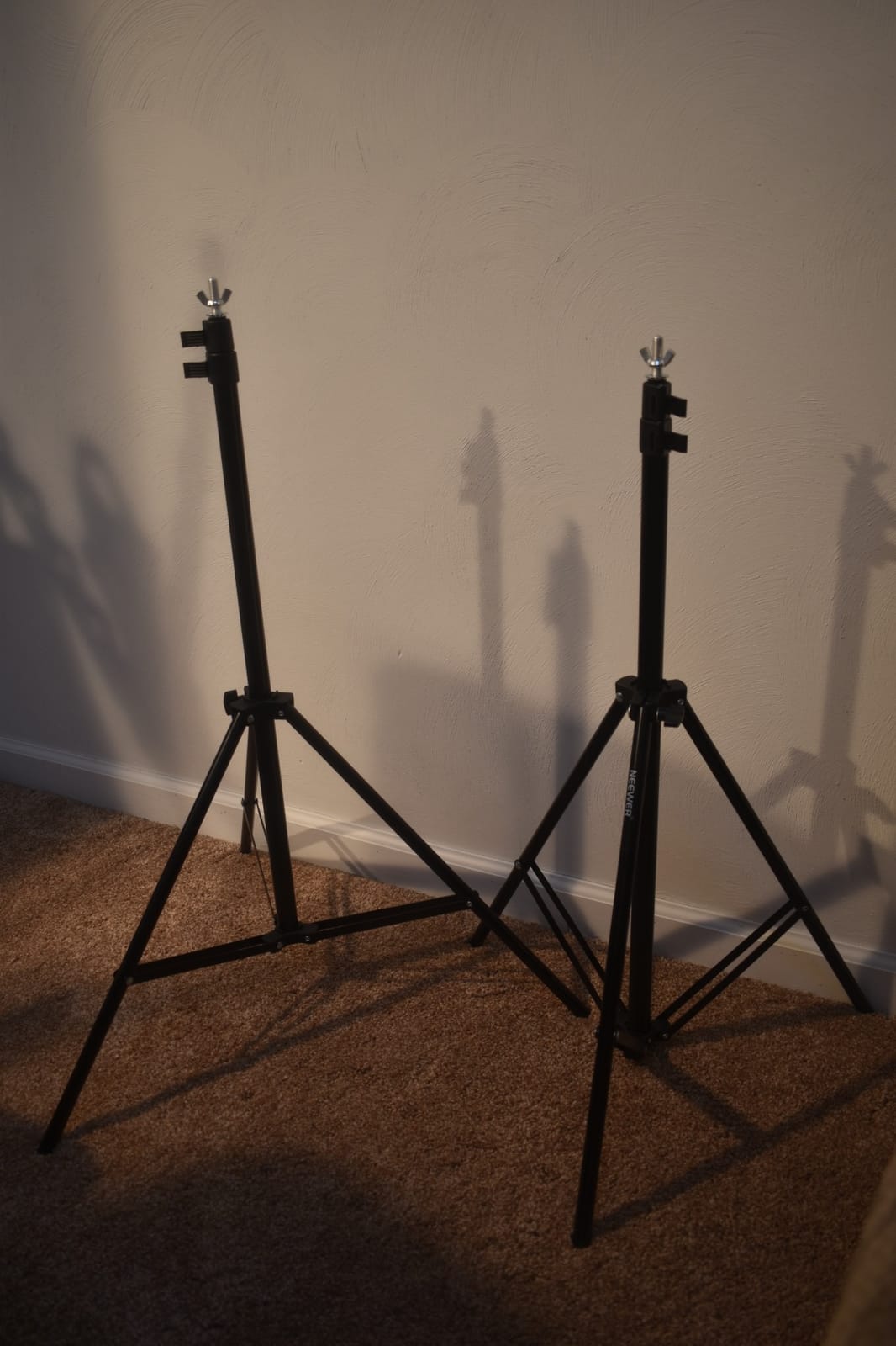 NEEWER 8.5x10ft Adjustable Backdrop Stand Kit, Photography Background Support System with 4 Crossbars, 6 Spring Clamps, 6 Backdrop Clips, 2 Sandbags, and Carrying Bag for Photo Video Party Ceremony customer photo 1
