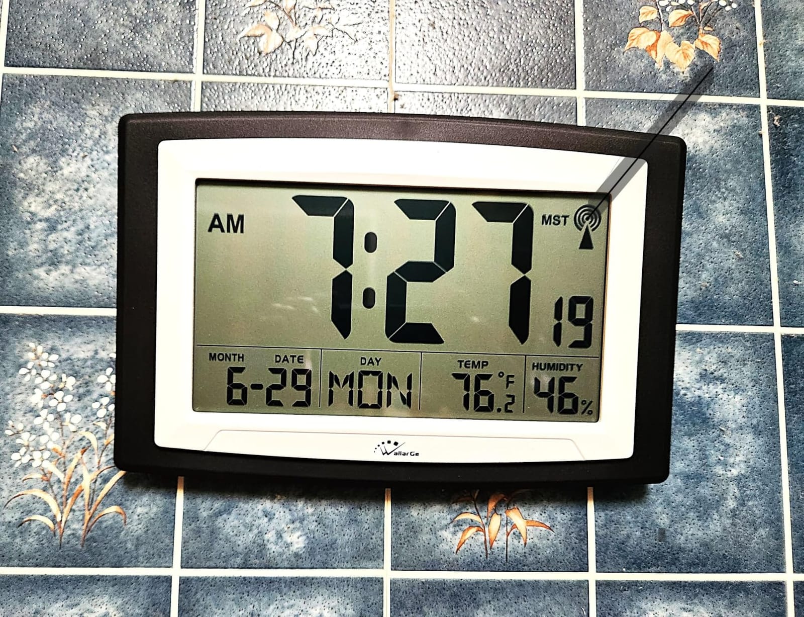WallarGe Self-Setting Atomic Digital Wall Clock with Auto DST customer photo 2