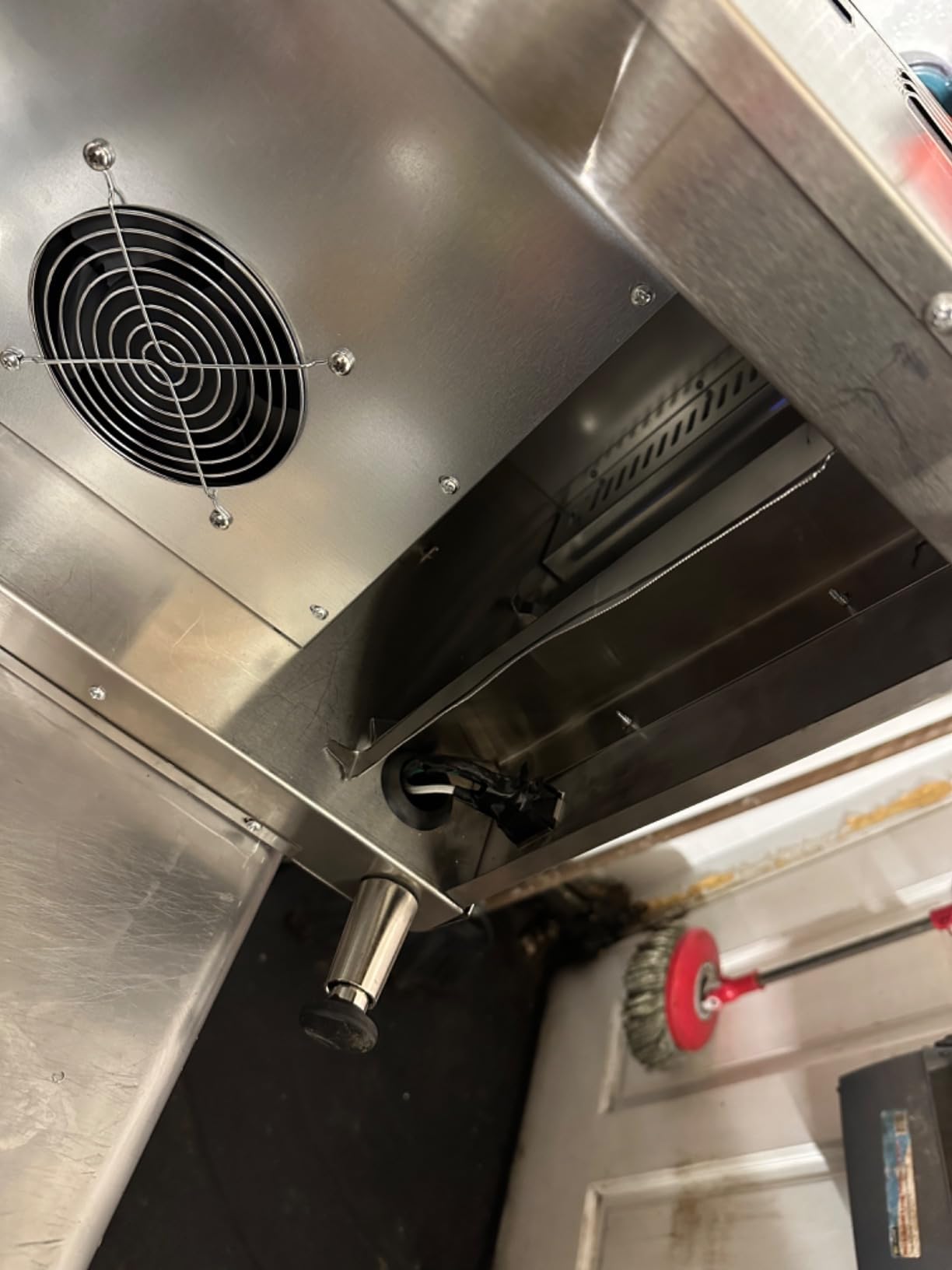 Winco 300 Slices/Hour Conveyor Toaster, Slices/Hour | High speed toasting, Adjustable speed control, Dual heating elements, Great for Toast, Bagels, Breakfast Service and Buffets customer photo 1