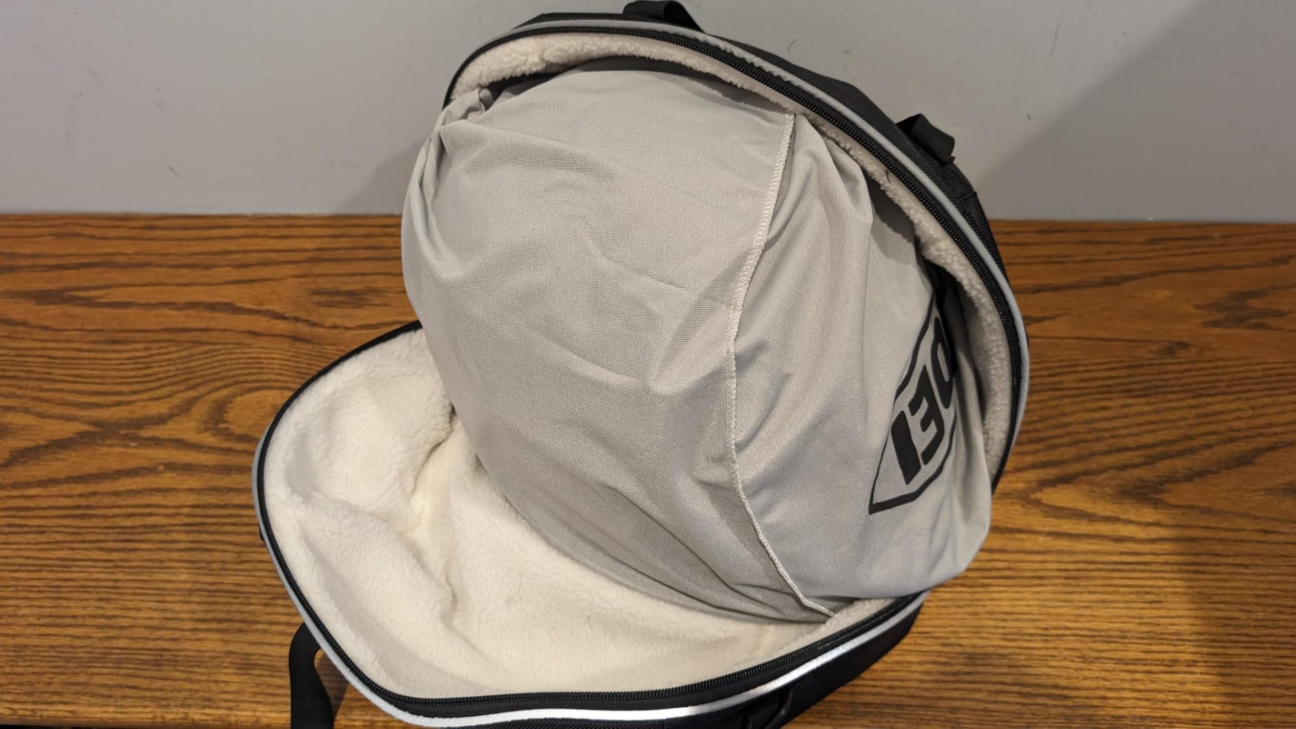 Helmet Bag,Motorcycle Helmet Storage Bag,Lightweight Soft Fleece Lining Water-resistant 1680D Oxford with Strap, Reflective Strip (Black) customer photo 2