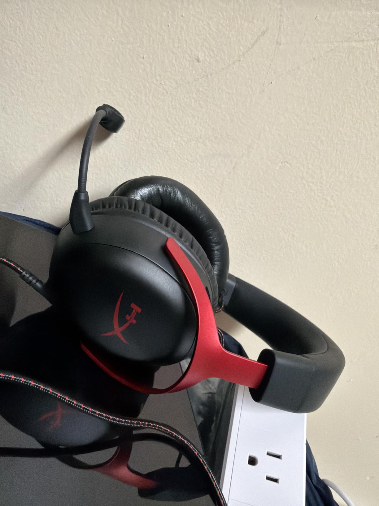 HyperX Cloud III – Wired Gaming Headset, PC, PS5, Xbox Series X|S, Angled 53mm Drivers, Spatial Audio, Memory Foam, Durable Frame, Ultra-Clear 10mm Mic, USB-C, USB-A, 3.5mm – Black/Red customer photo 1