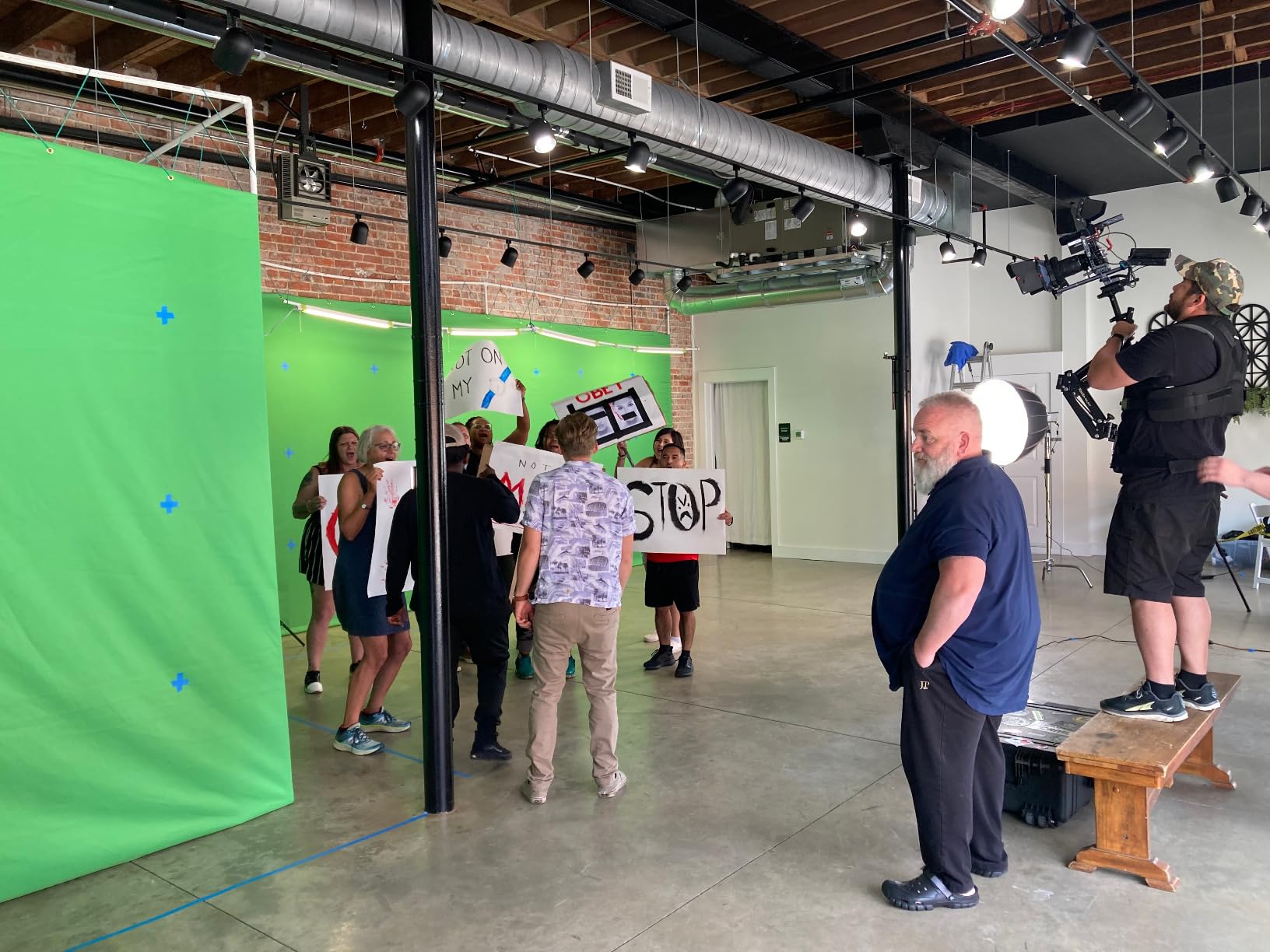 10X12ft Green Screen Backdrop for Photography, LCUIRC Chromakey Polyester Collapsible Greenscreen Background for Streaming, Photography, Zoom Meeting, Video Editing, Podcasting customer photo 2