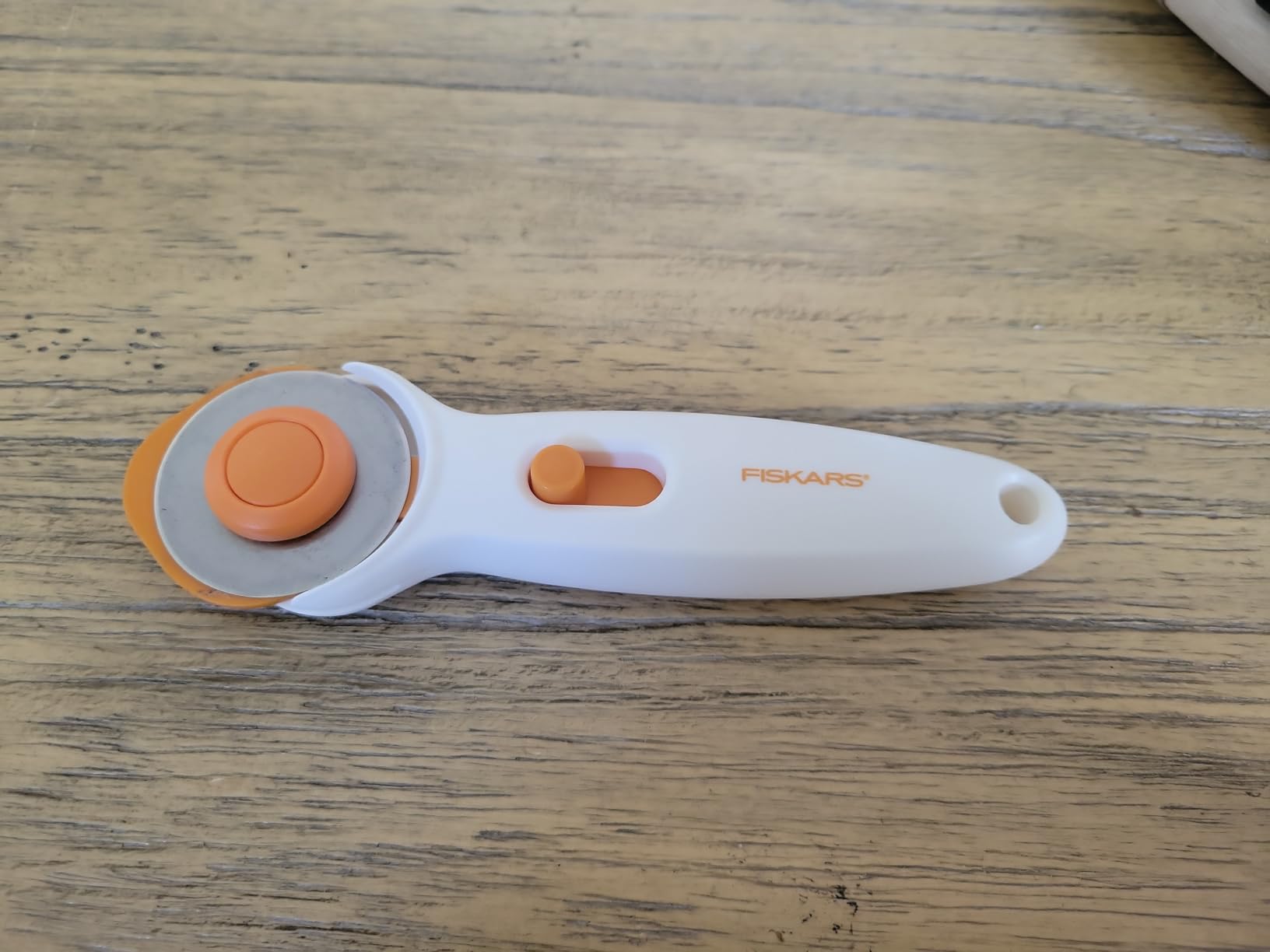 Fiskars 45mm Stick Rotary Cutter for Fabric, Arts and Crafts & Sewing customer photo 2
