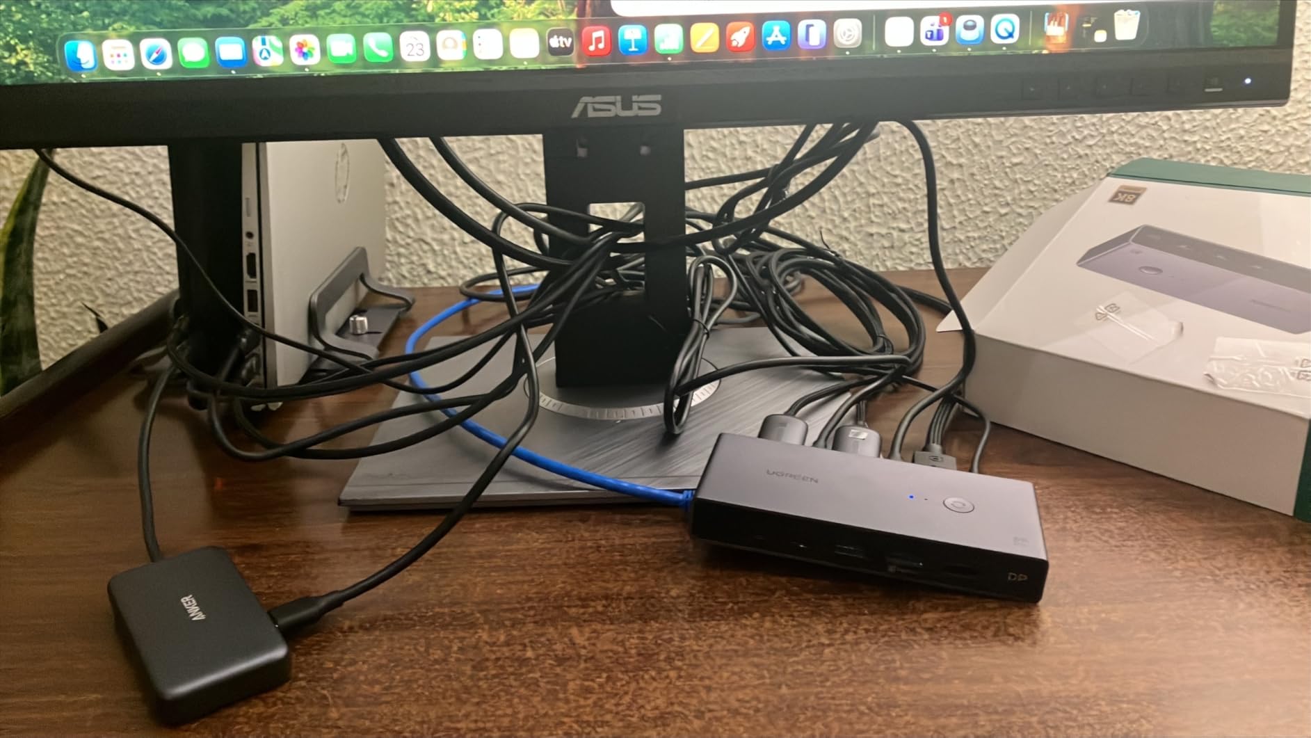 UGREEN Displayport KVM Switch 2 in 1 Out, 8K@60Hz, Aluminum, 4 USB3.0 Ports customer photo 1