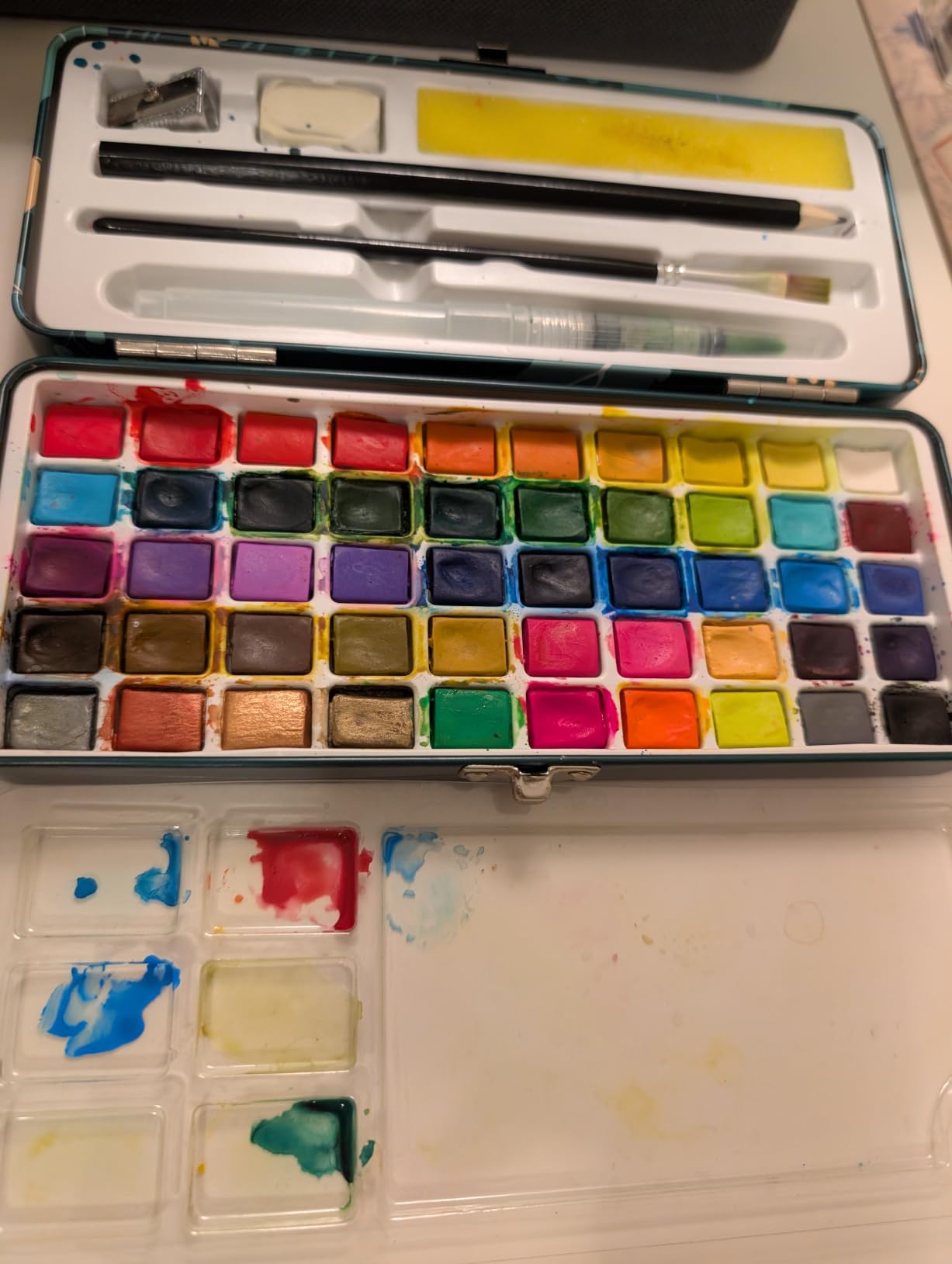 Artecho 100 Colors Watercolor Paint Set with Metallics, Portable Tin Case | 51 Classic, 35 Metallic, 4 Fluorescent & 10 Macaron/Candy Colors; Watercolor Paper and Brushes for On-the-Go Painting customer photo 2