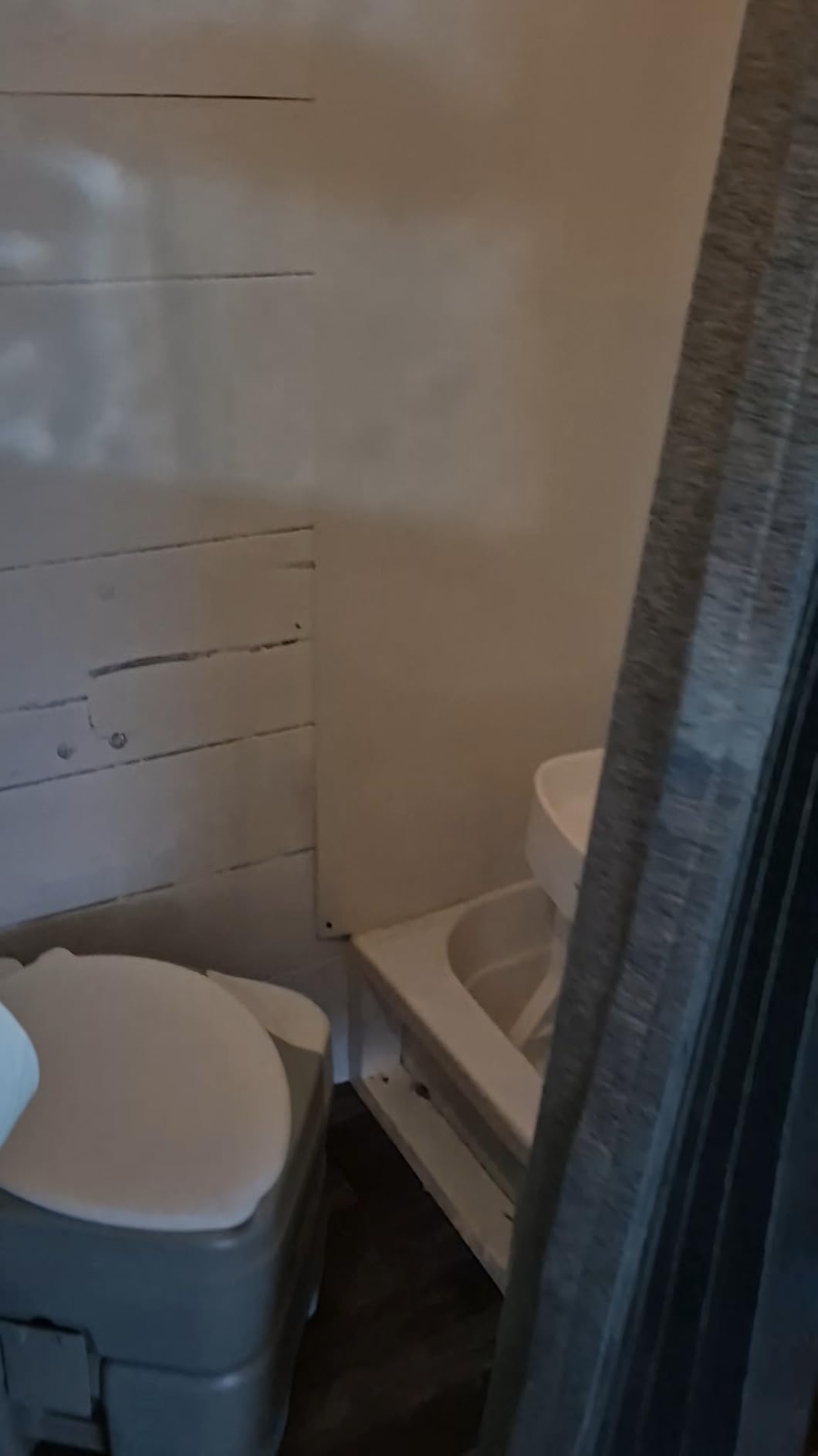 Kohree 5.8 Gal Camping Toilet for Adults with Diagonal Elongated Bowl Seat customer photo 2