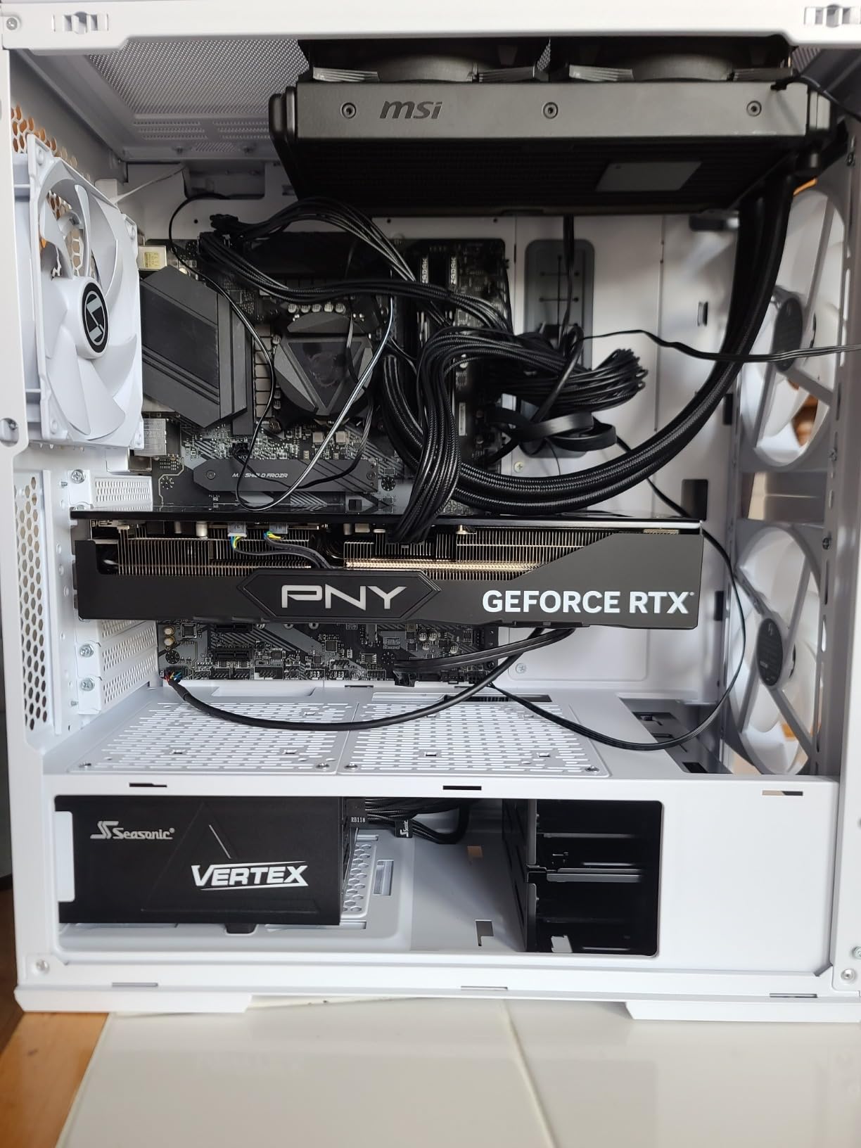 PNY GeForce RTX™ 4080 Super 16GB Verto™ OC Triple Fan Graphics Card DLSS 3 (256-bit, PCIe 4.0, GDDR6X, HDMI/DisplayPort, Supports 4k, incl. Adapter Anti-Sag Support Bracket, 3 Slot) customer photo 1