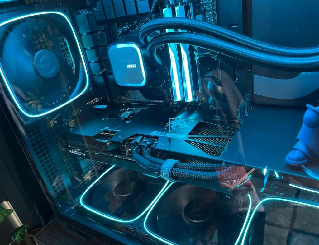 PowerColor Hellhound AMD Radeon RX 9070 XT 16GB GDDR6 customer photo 2