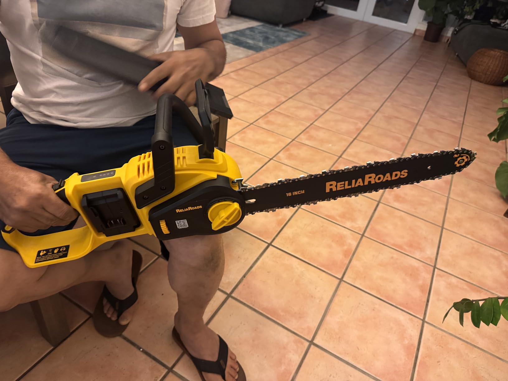 ReliaRoads 16 In Brushless Chainsaw, 40V Chainsaw Compatible DeWALT Battery customer photo 2