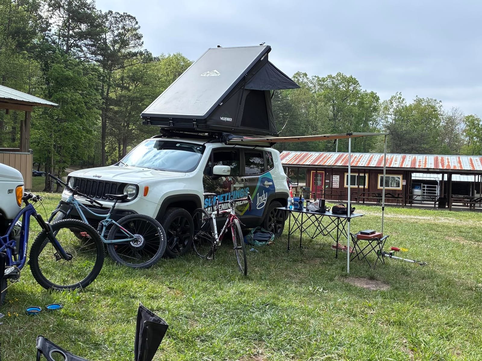 VEVOR Vehicle Awning 4.6'x6.6' Roof Rack Pull-Out Sun Shade UV50+ PU3000mm, Retractable Weatherproof 4x4 Side Awning for SUV Outdoor Camping & Overland (Hardware Included), w/Waterproof Storage Bag customer photo 2
