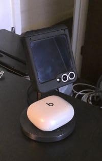 Anker MagGo 2-in-1 MagSafe Compatible Qi2 15W Wireless Charging Stand | Qi2 Certified, Fast Charging, Wireless Charger for iPhone 17, AirPods Pro, and More (Black, Adapter Not Included) customer photo 2