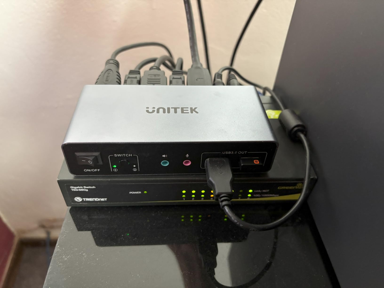 Unitek KVM Switch 2 Monitors 2 Computers HDMI Dual Monitor 4K@60Hz customer photo 2