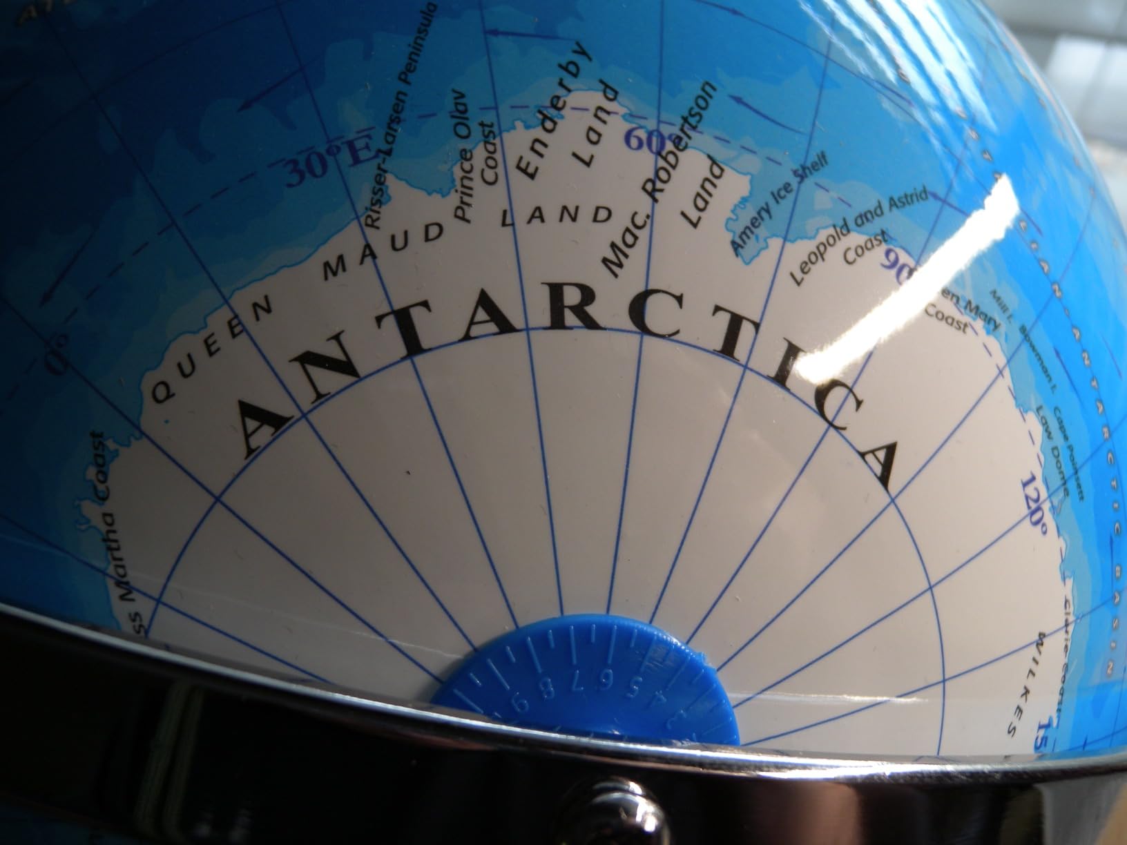 BSHAPPLUS 13inch World Globe with Metal Stand, 720° Full-View Rotation customer photo 2