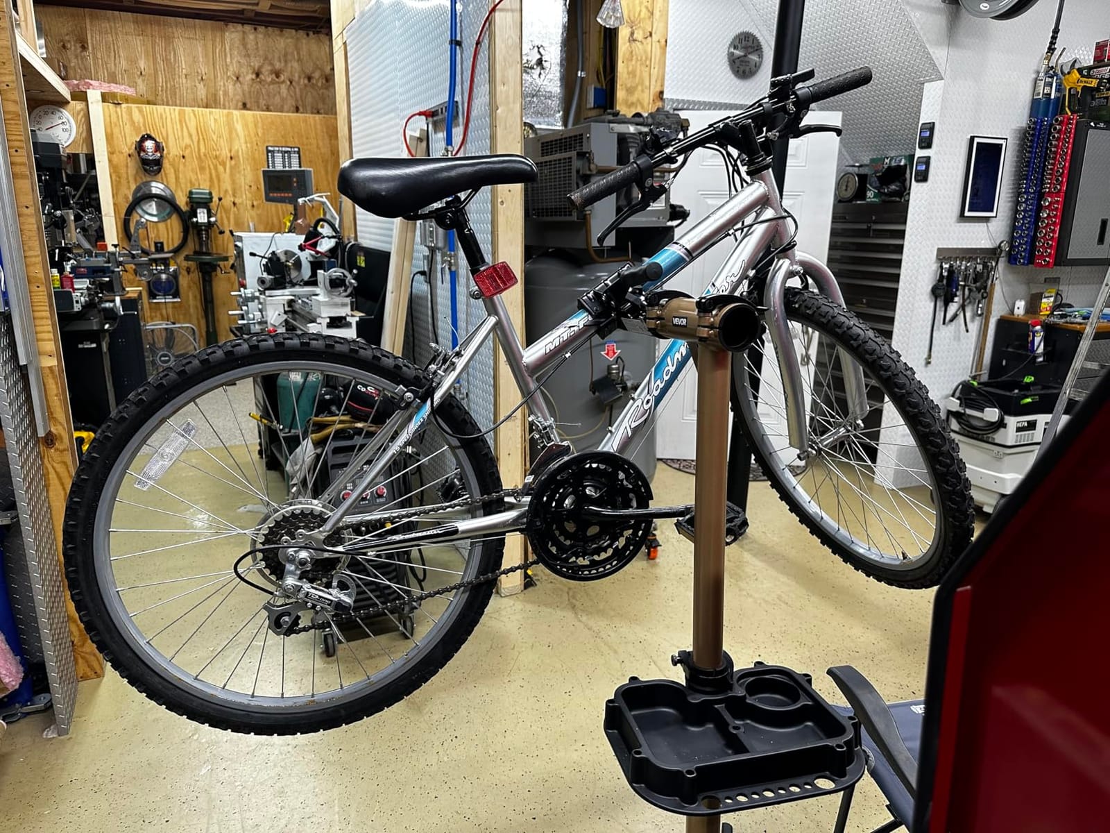VEVOR Bike Repair Stand, Max. 110 lb Heavy-duty Bicycle Work Stand with 40.3-59.4 in Adjustable Height & Large Tool Tray, Foldable Ebike Maintenance Rack, Shop Home Mechanics for Mountain Road Bike customer photo 1