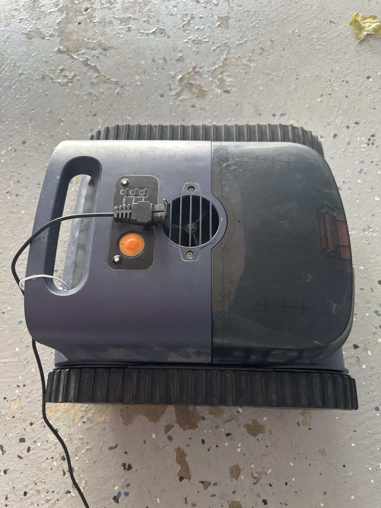Cordless Robotic Pool Vacuum, Pool Cleaner with Track Drive & Sonar Navigation, 180W Brushless Motor, Wall & Waterline Climbing, 150-Min Runtime, for Inground & Above-Ground Pools up to 2150 Sq. Ft. customer photo 2