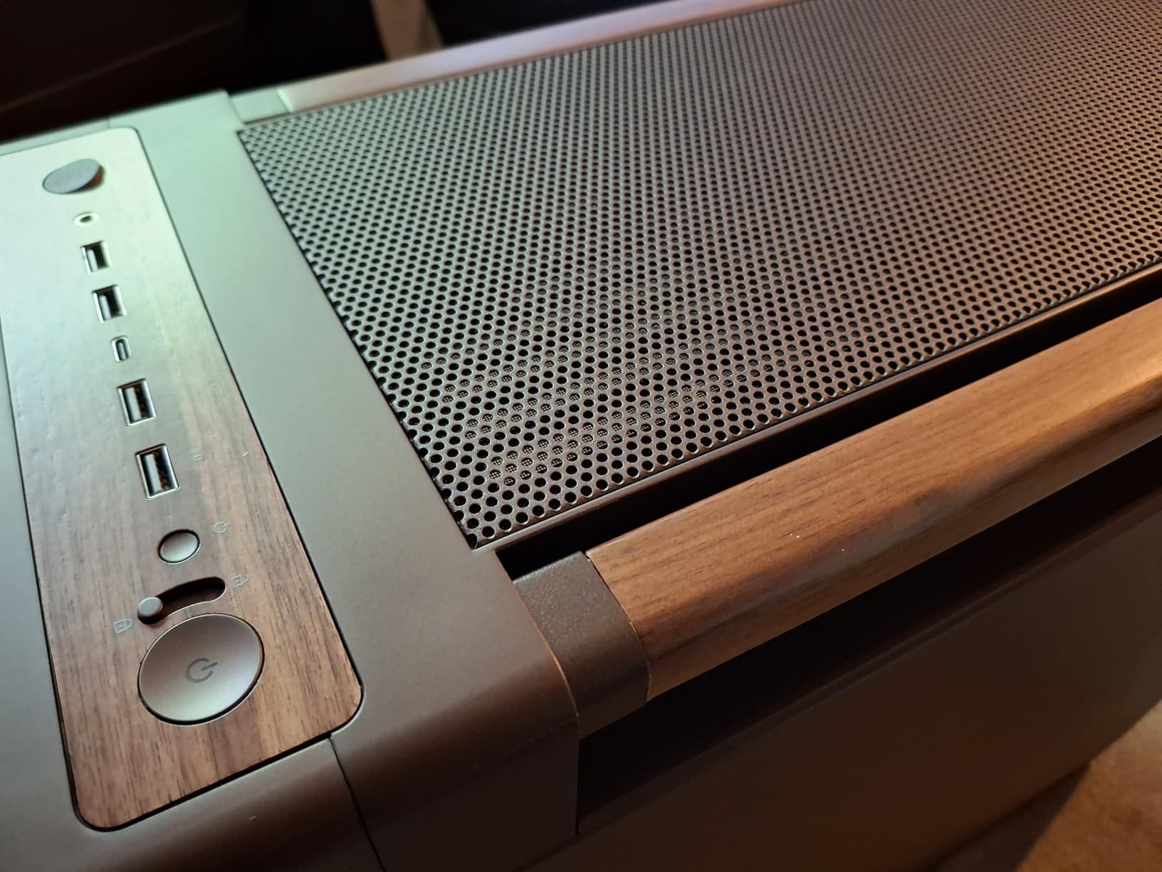 ASUS ProArt PA602 Wood Edition Retro Brown E-ATX PC Case with Tempered Glass, Front Panel IR dust Indicator, Power Lock, 440 mm GPU Support, 420 mm Radiator & 3 Pre-Installed Fans, 2 Year Warranty customer photo 1