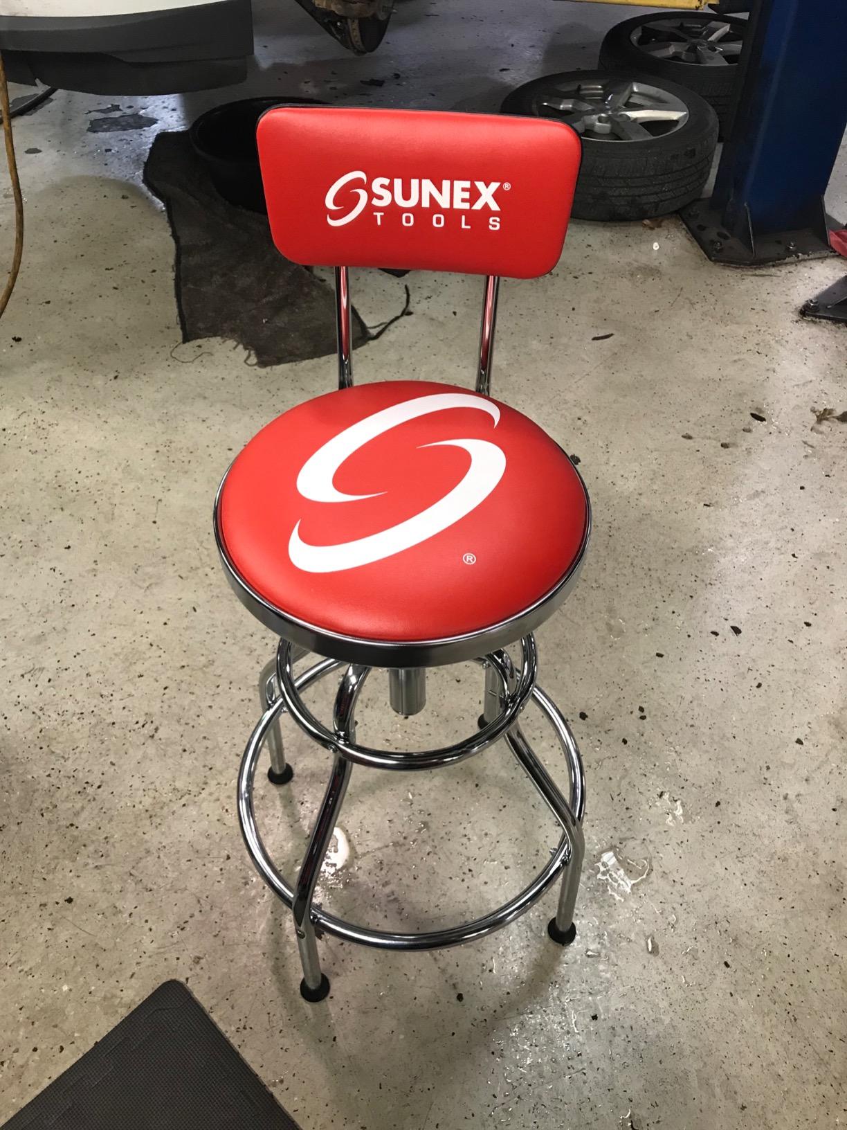 SUNEX TOOLS 8516 Hydraulic Shop Stool, High-Polished Chrome Finish, Hydraulic Seat Adjustment, Vinyl Padded Adjustable Seat and Backrest, Slip Resistant Feet, 250-Pound Capacity, Silver customer photo 1