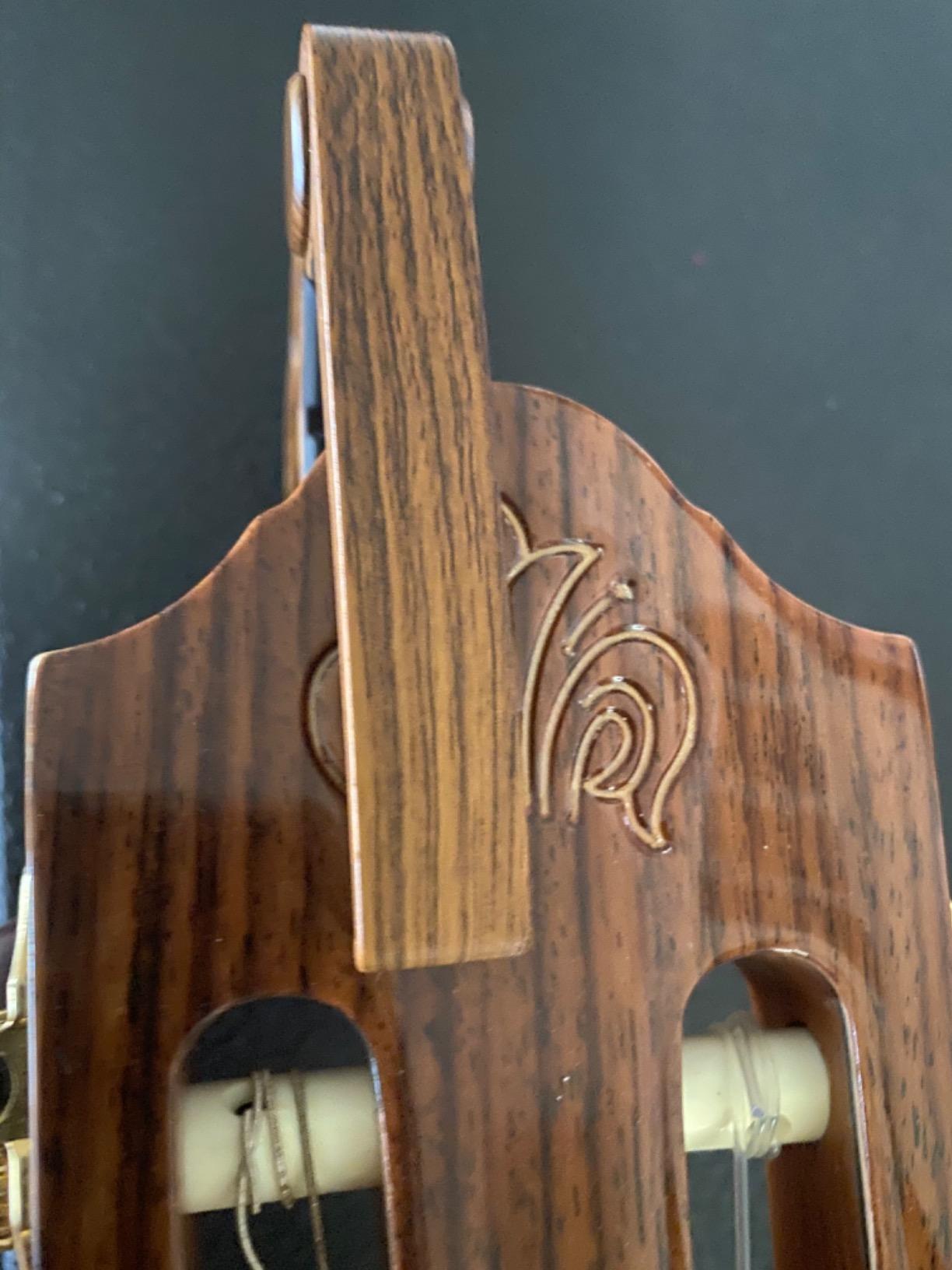 WINGO Flat Guitar Capo for Classical Guitars-Rosewood Color with 5 Picks customer photo 1