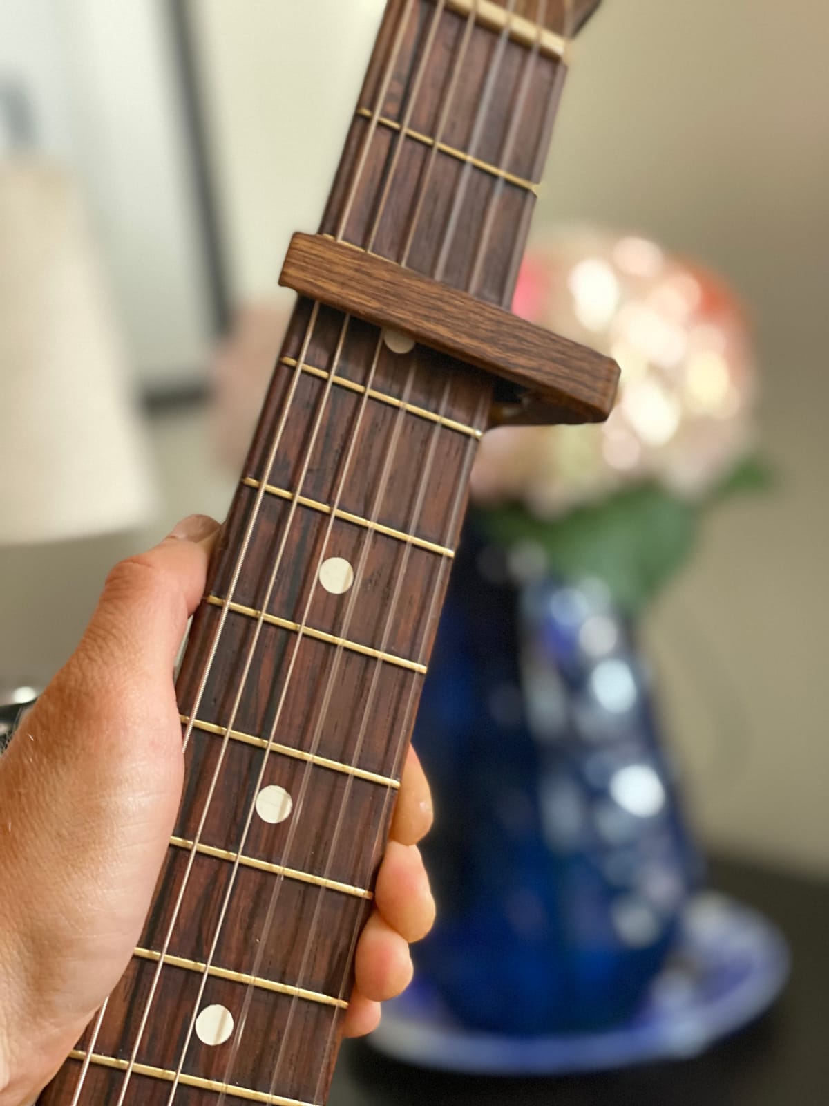 WINGO Flat Guitar Capo for Classical Guitars-Rosewood Color with 5 Picks customer photo 2