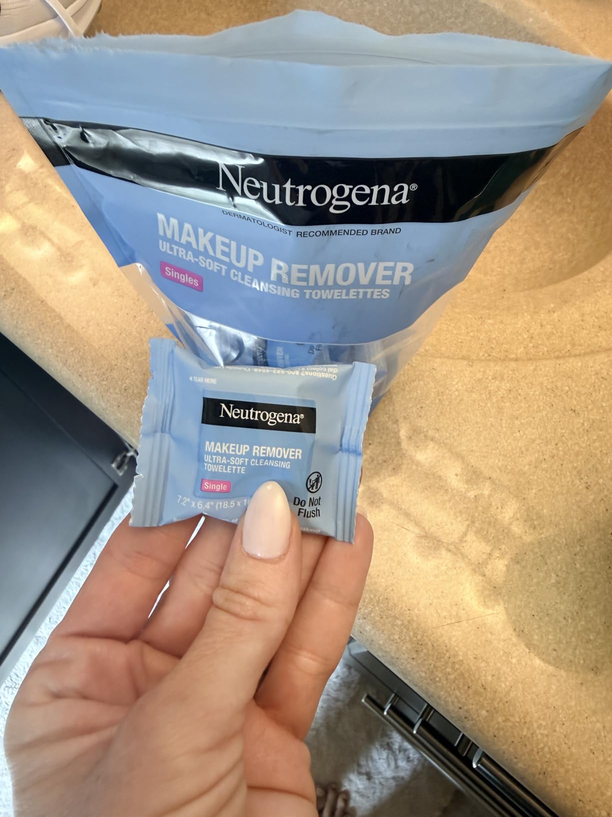 Neutrogena Makeup Remover Towelettes, Daily Single Face Towelettes, 20 Ct customer photo 2
