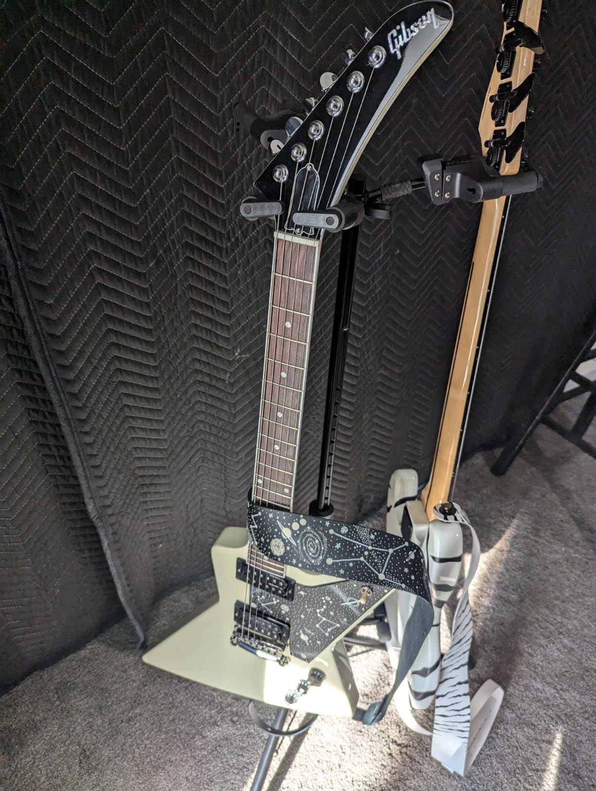 Hercules Stands GS432B Plus Tri Guitar Stand with Auto Grip System and Foldable customer photo 2