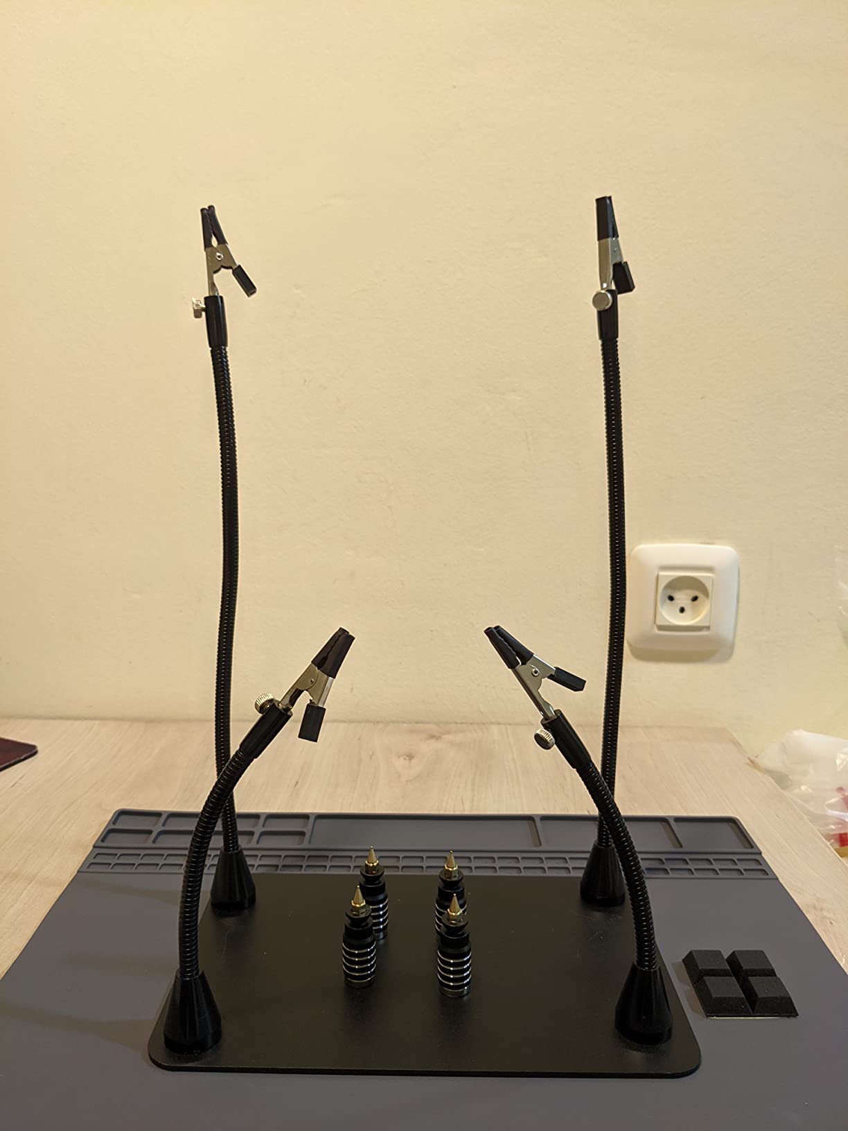 Magnetic Helping Hand, Soldering Helping Hands, 4 PCB Pillars Circuit Board Holder with Flexible Metal Arms Heavy Duty Base Electronic Repair Tool customer photo 1