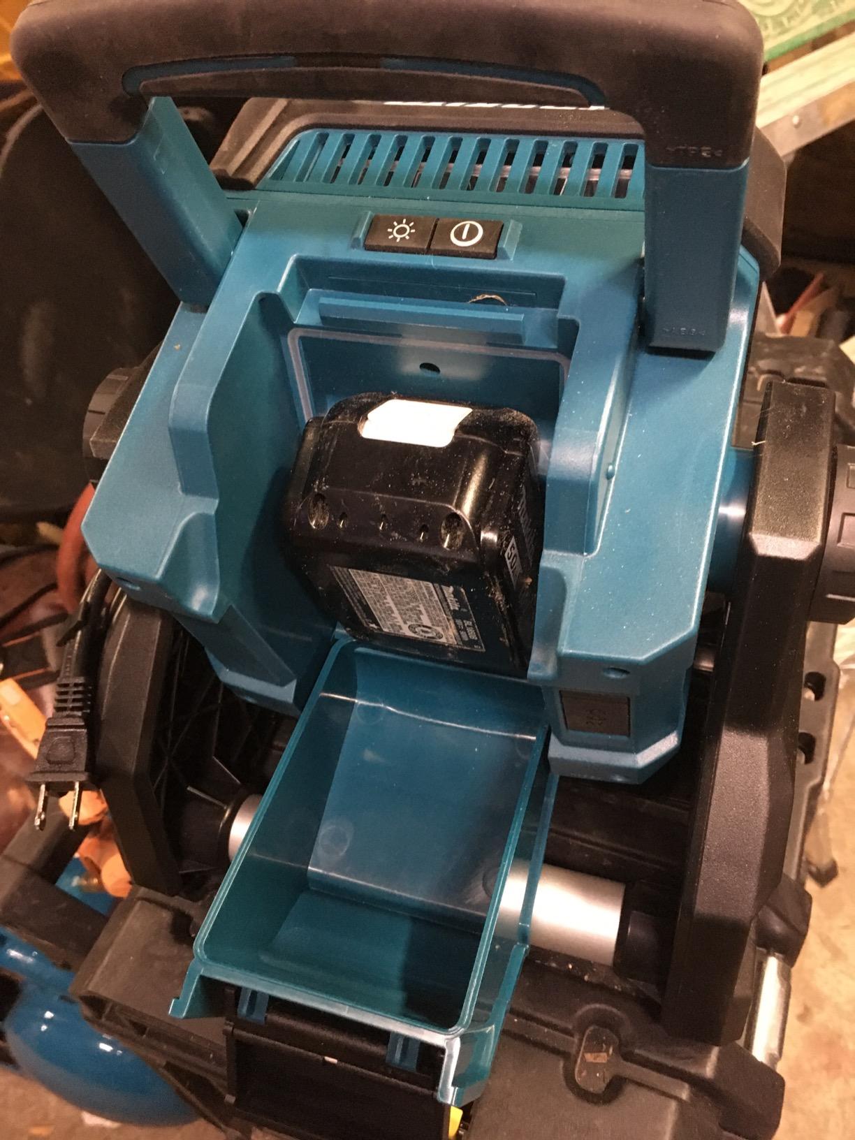 Makita DML811 18V LXT® Lithium-Ion Cordless/Corded Work Light, Light Only customer photo 1